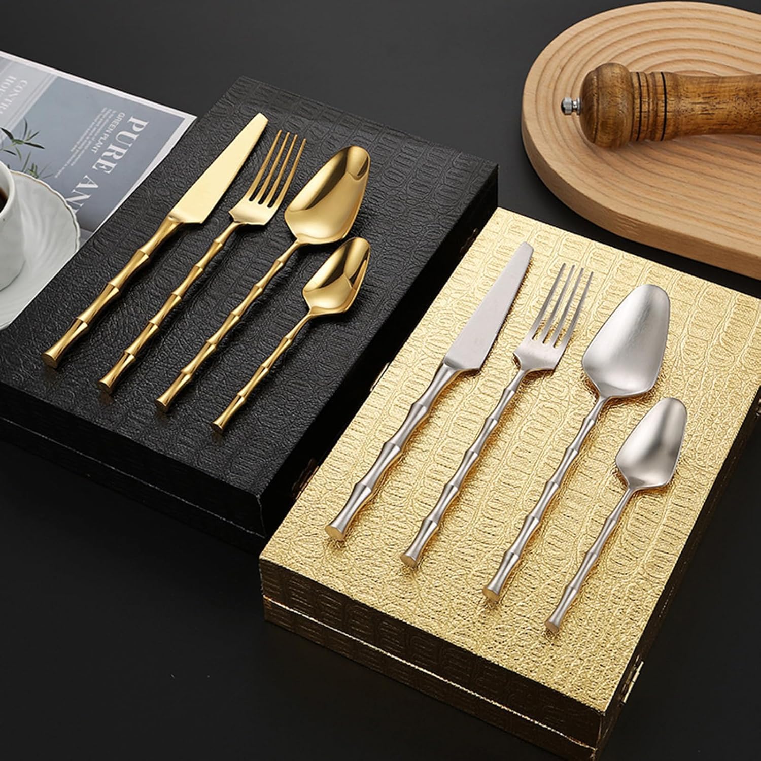 Ce Service de Couverts doré Mat pour 8 Personnes Comprend 18 Couverts en Acier Inoxydable avec Manches martelés. Idéal pour la Maison, la Cuisine et Les Mariages. Compatible Lave-Vaisselle,