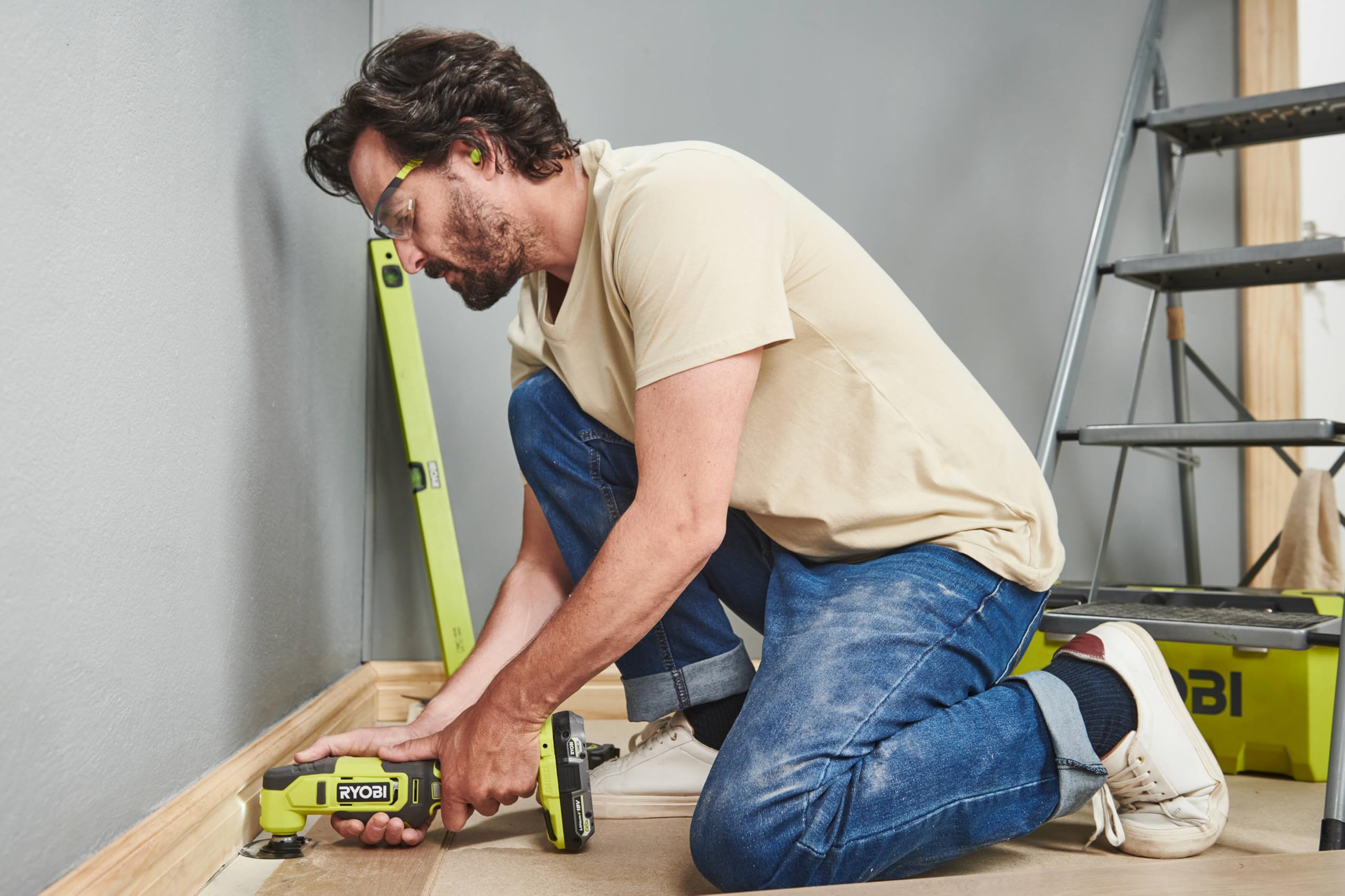 RYOBI Multitool 18V One+™ - Corte de madera metal PVC, lijado precisión, renovación, placa, parquet, 3 cabezales + batería 2Ah + cargador RMT18-1C20GP