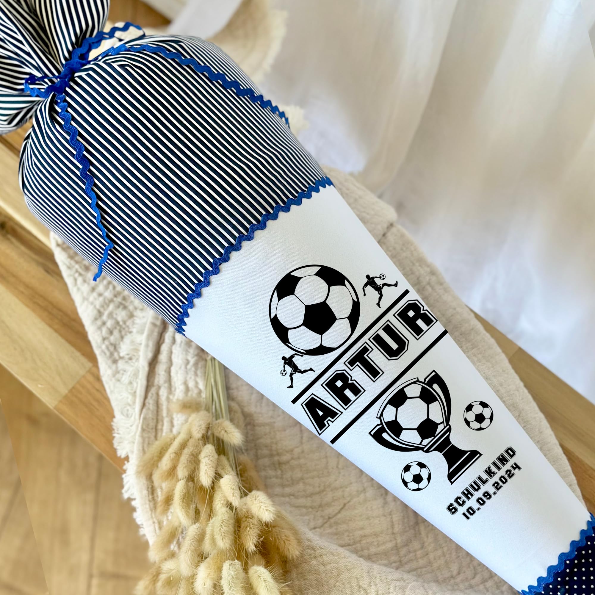 Manufaktur Liebevoll Schultüte Junge Einschulungstüte Mädchen Name personalisiert Stoff Schultüte Kinder Zuckertüte Schulkind 2026 I (Fußball)