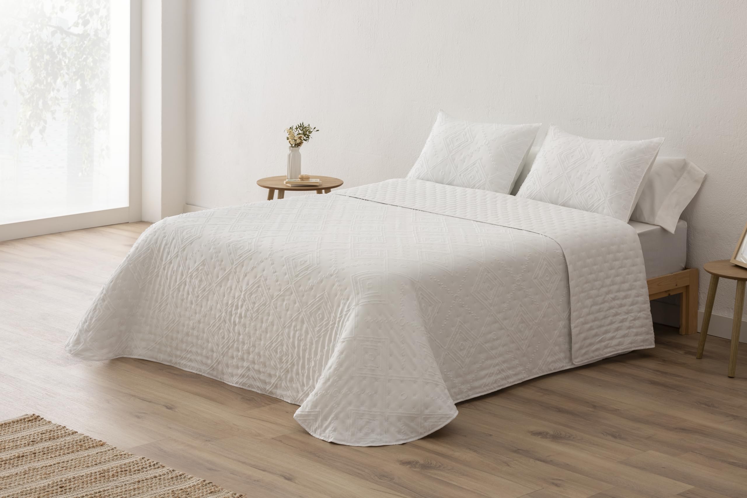 BOHEME | Soft and Reversible White Pillar Summer Quilt for 135 cm Bed | Breathable and Quick Drying | 235 x 270 cm | Ideal for Transitional Seasons