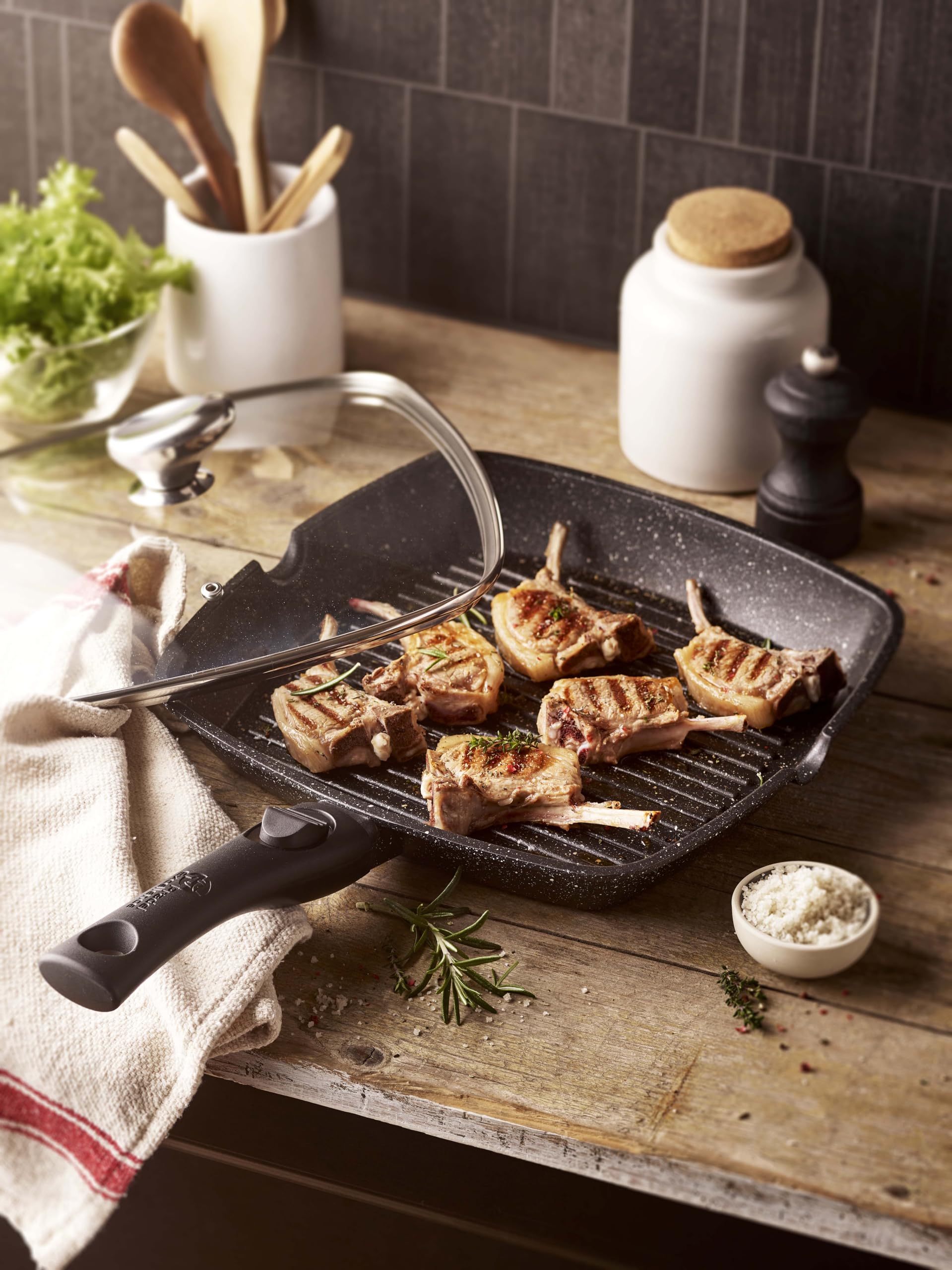 Pradel Excellence - PCUI001022 - Poêle Grill en Fonte d'Aluminium 28x28cm, Couvercle Verre - Revêtement Anti-Adhésif Façon Pierre - Manche Amovible - Tout Feu, Noir