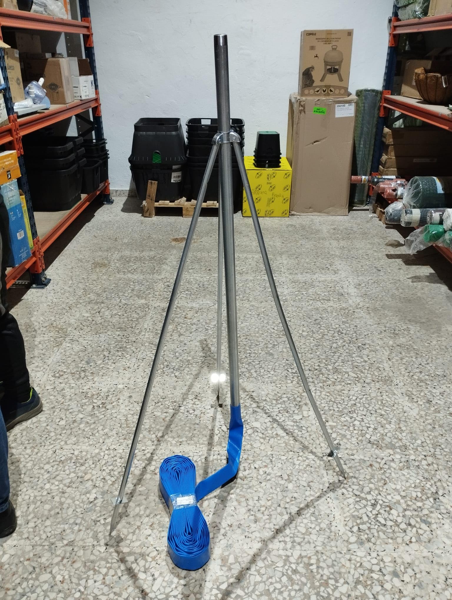 Suinga Cañón de Riego Kraus con Trípode Metálico | Aspersor Agrícola Circular 360° | Conexión 1" Hembra | Alcance de 13 a 21 Metros | Aspersor de Gran Caudal para Cultivos