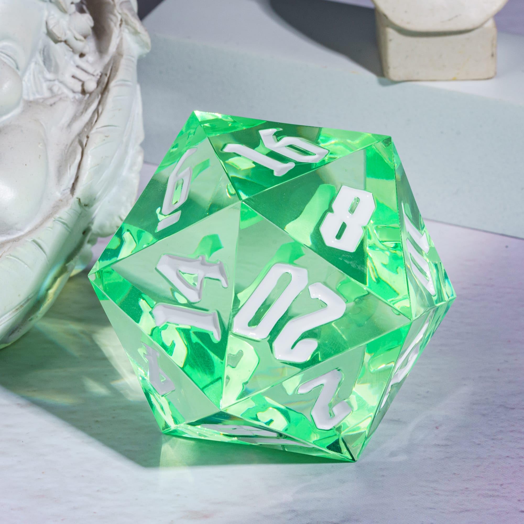 Poludie Dés DND géants polyédriques D&D à 20 faces de 55 mm - Grand D20 avec matrice de découpe - Pour Donjons et Dragons, jeux de table - Pêche transparent/chiffres dorés Poludie Dés DND géants polyédriques D&D à 20 faces de 55 mm - Grand D20 avec matrice de découpe - Pour Donjons et Dragons, jeux de table - Pêche transparent/chiffres dorés