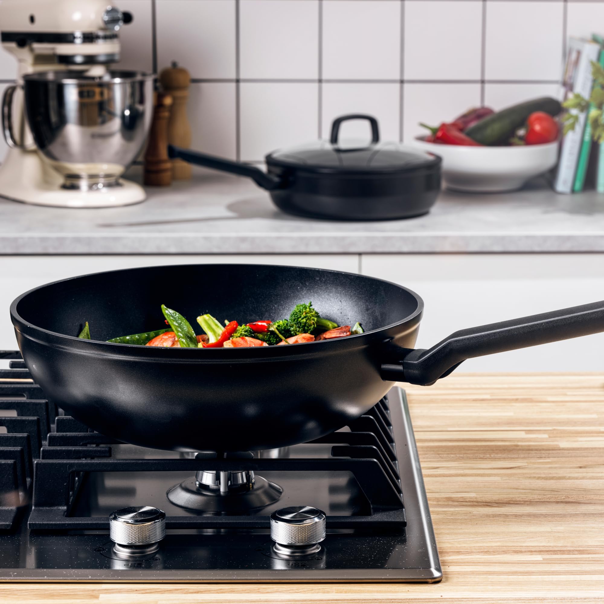 BK Easy Induction Padella Wok Antiaderente in Ceramica, 30 cm/5 L, Alluminio, Senza PFAS, Induzione, Forno Fino a 160˚C, Manico Stay Cool, Lavabile in Lavastoviglie, Nero