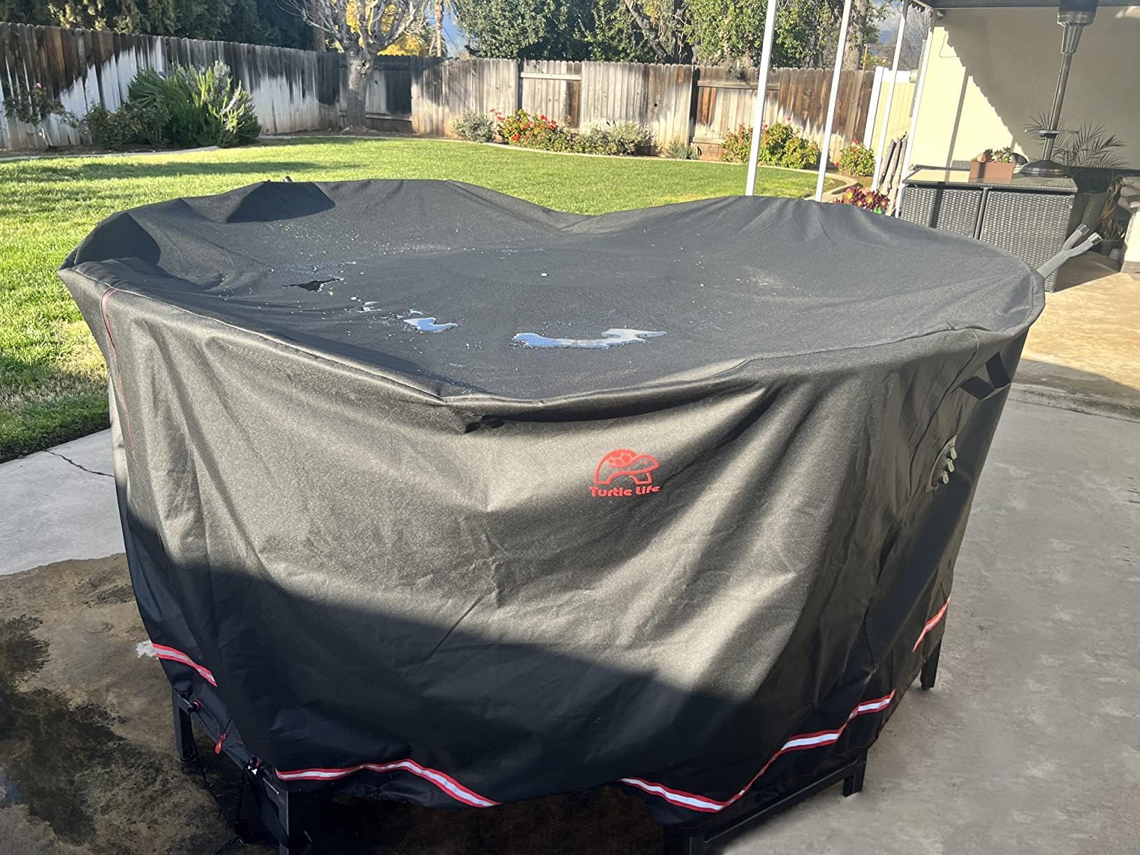 Turtle Life Copertura di protezione per tavolo e sedie rotonde, durevole, resistente all'acqua, per mobili da esterno ed interno, con griglia di ventilazione migliorata, colore nero, diametro 205 x 89