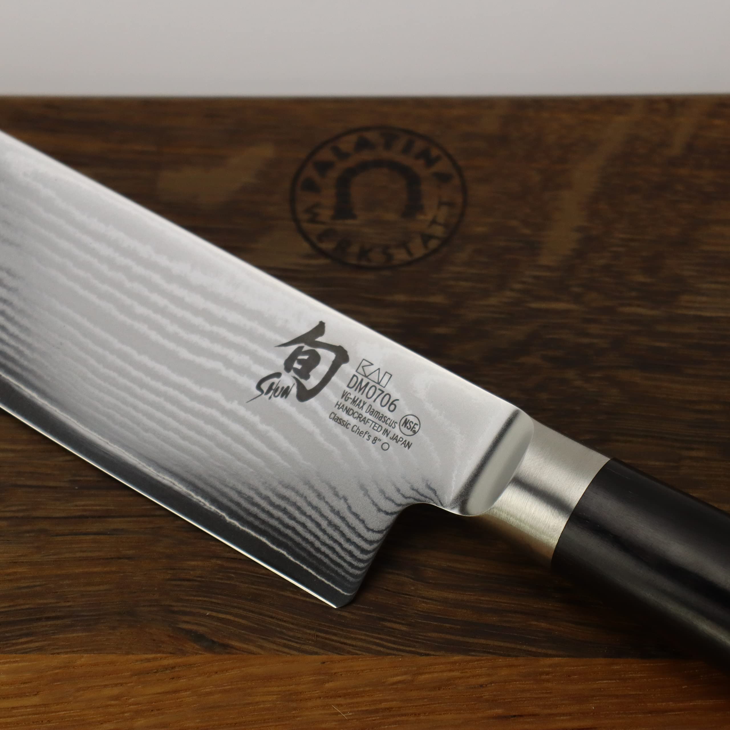 Kai Shun Classic DM-0706 - Juego de cuchillos de cocina hoja de 20 cm de acero de Damasco, cuchillo japonés ultra afilado, tabla de cortar XXL de madera de roble de 40 x 30 cm)