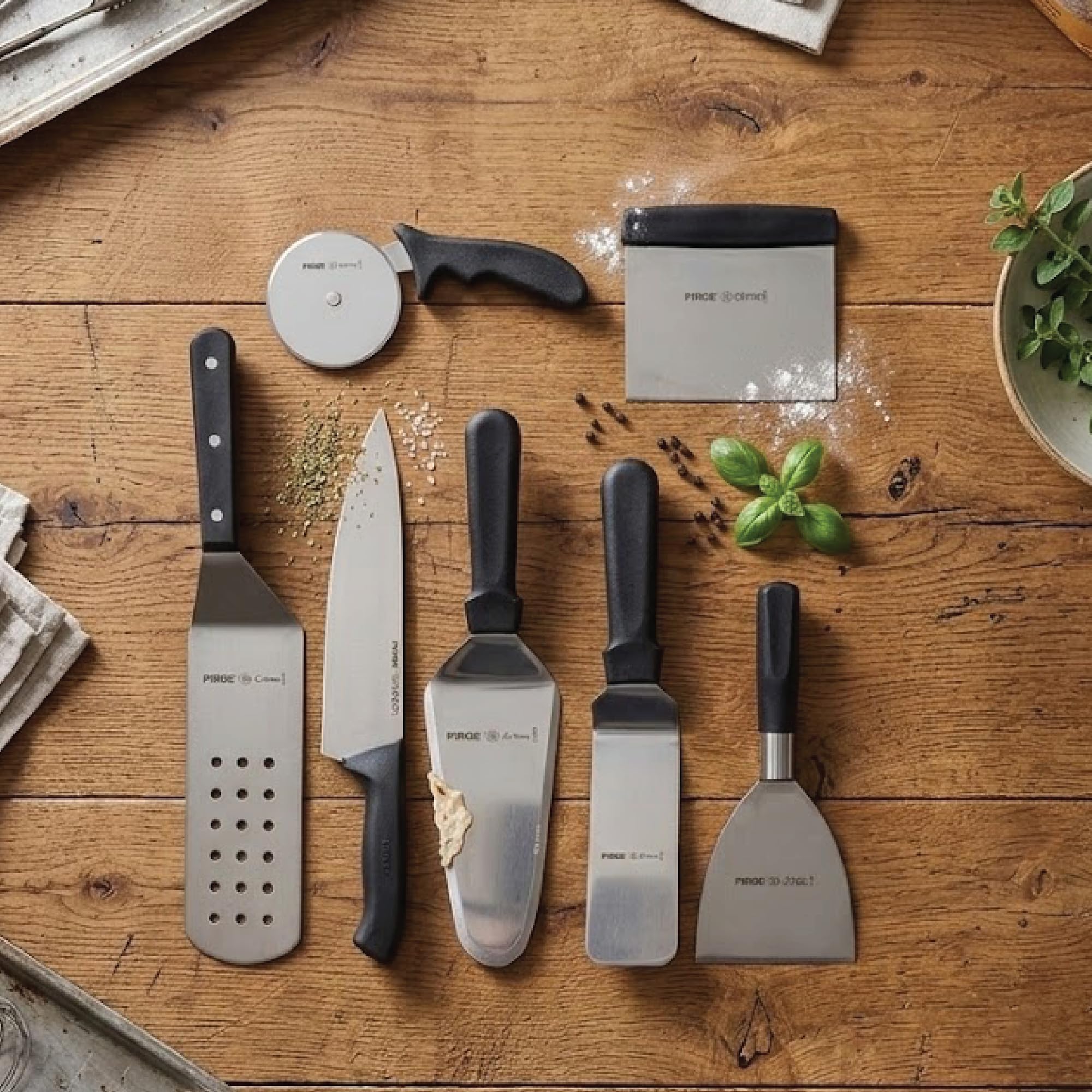 Set di utensili per pizzeria Pirge - Set professionale in acciaio inox da 7 pezzi per pizzaioli - Rotella per pizza, spatola, raschietto per impasto, coltello da chef e altro - Manico ergonomico