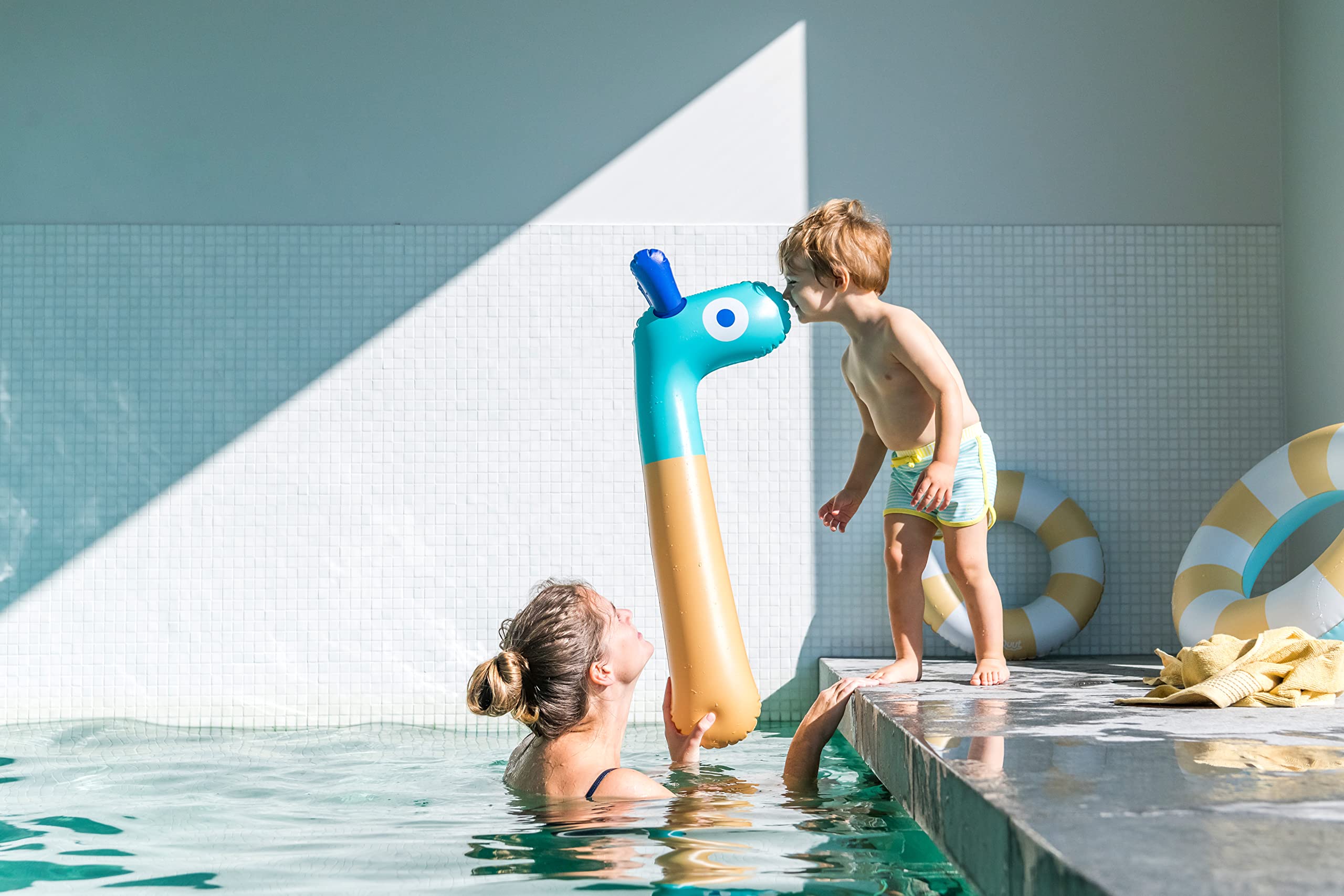 Quut - Noodle Friends - frite Gonflable - Jouet Gonflable pour l'intérieur et l'extérieur - Jeux Piscine - Jouet Piscine