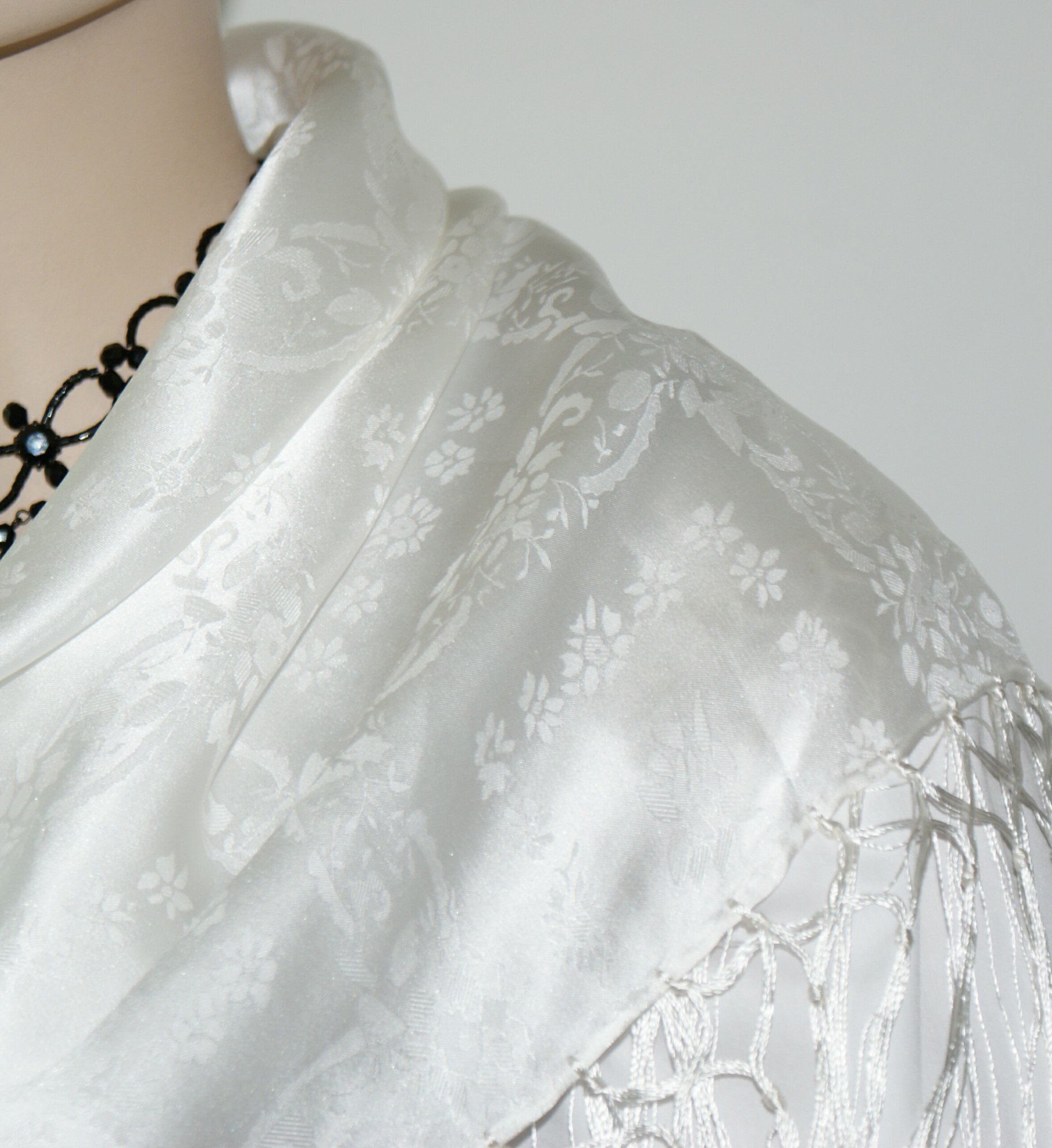 Trachten Mayr Seidentuch Dirndl-Trachtentuch Tuch weiß 75x75cm Dirndltuch Seide Fransentuch für Tracht Trachtenseidentuch mit Fransen Schultertuch Halstuch silk clouth hochwertigste Qualität!