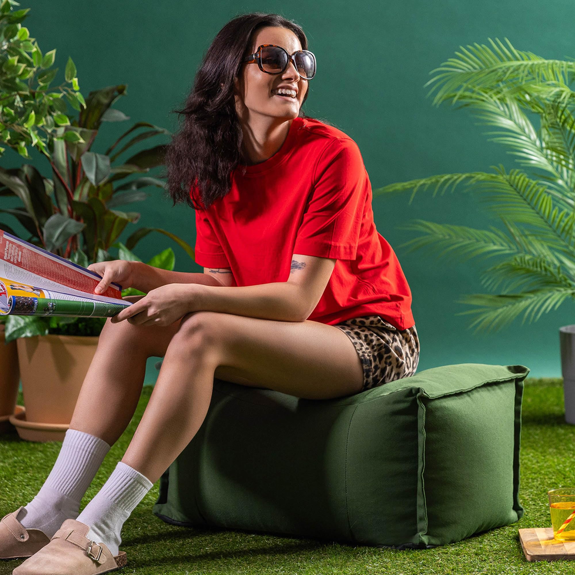 Icon Bud Hocker, Khakigrün, Olefin Stoff für Drinnen und Draußen, Outsoor Sitzsack, Sitzpuff, Pouf Hocker mit Füllung, Fußhocker für das Wohnzimmer, Garten, Terrasse