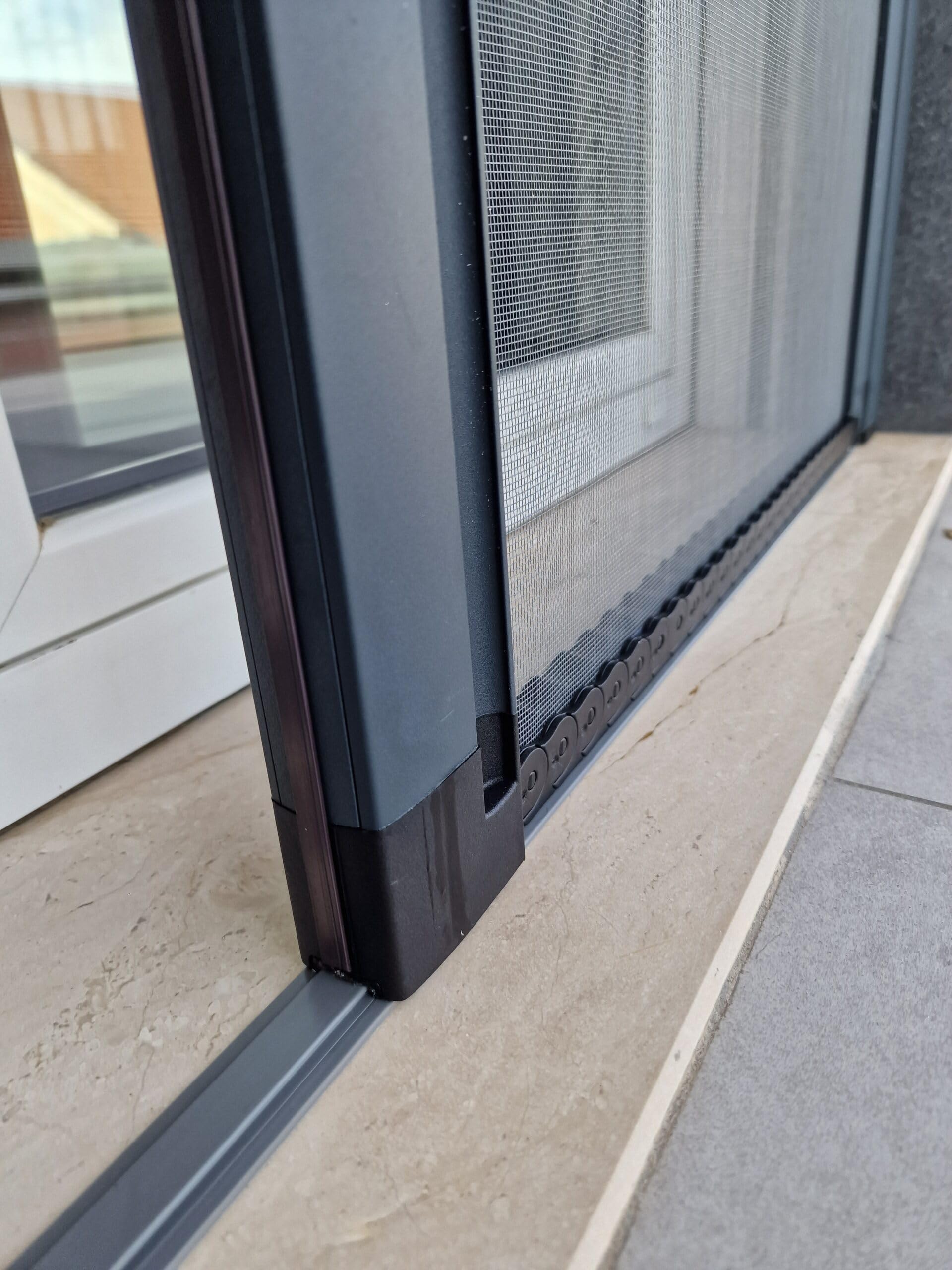 Zanzariera NEW JOLLY Pratika Plastik2 - Laterale per Porte Finestre, Senza Barriere, Guida Bassa 5mm, Carrarmato Chiuso Anti-sporco - Diversi Colori- Su Misura
