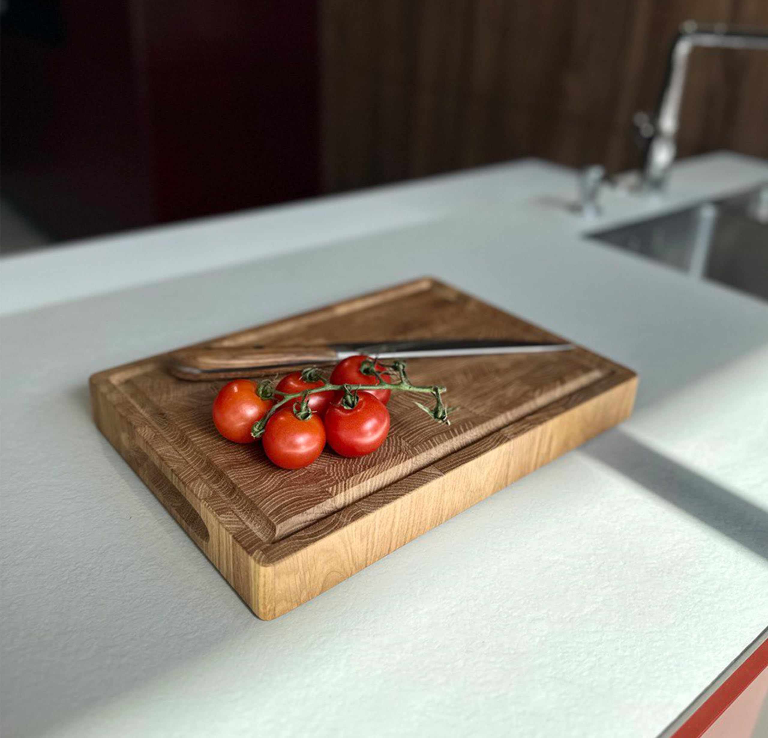 B4K® Tabla de cortar con soporte de madera de roble de 35 × 25 × 4 cm – Bloque de madera maciza | Tabla de madera de cerdo antibacteriana con asas, surco y pies de silicona | Perfecto para cocina