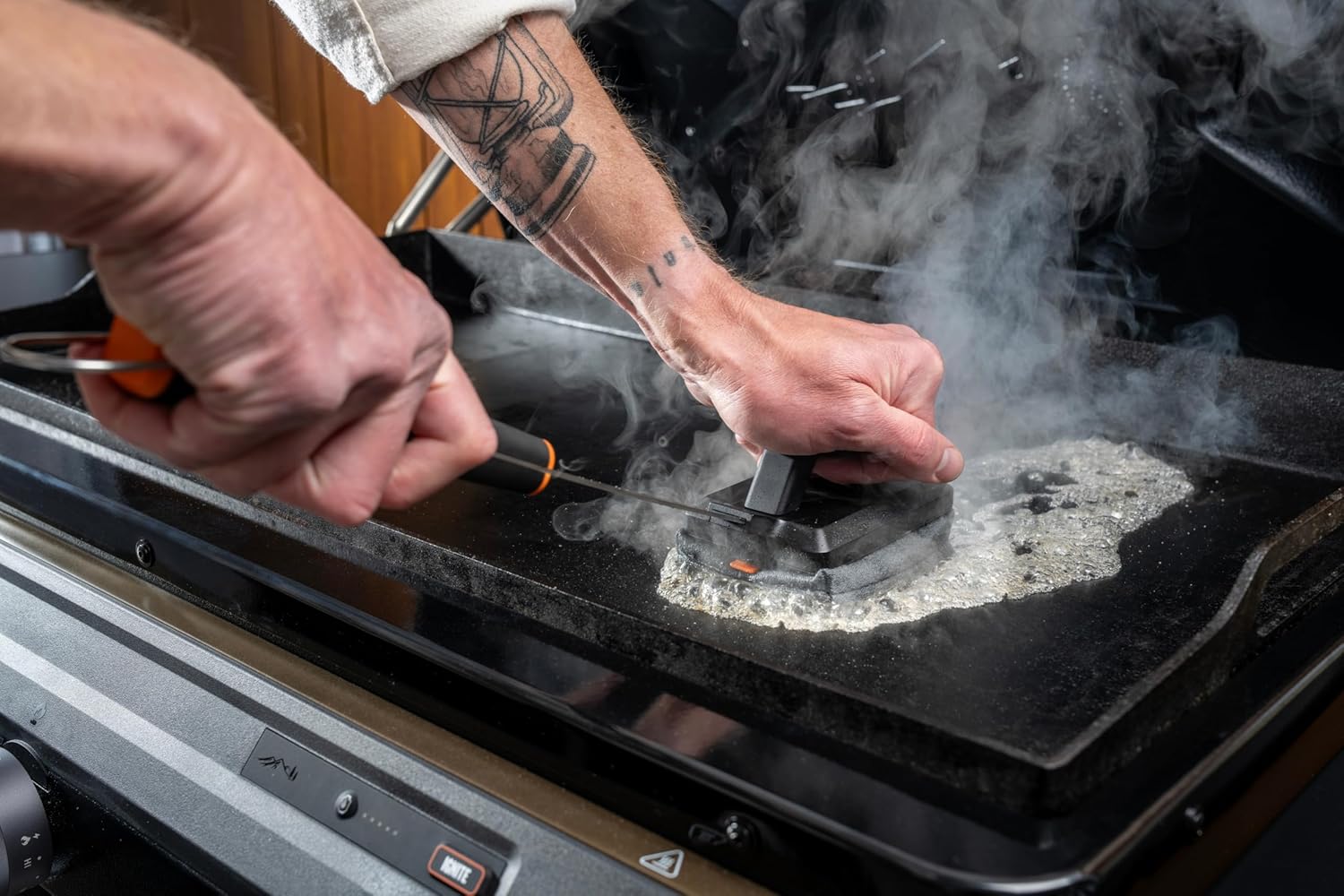 Traeger Grills BBQ Steam N' Clean Grill Brush – Bristle-Free Steam Cleaning Grill Brush for Hot Grates, Safe for Porcelain Grates & Flat Top Griddles, Dishwasher-Safe Replaceable Head