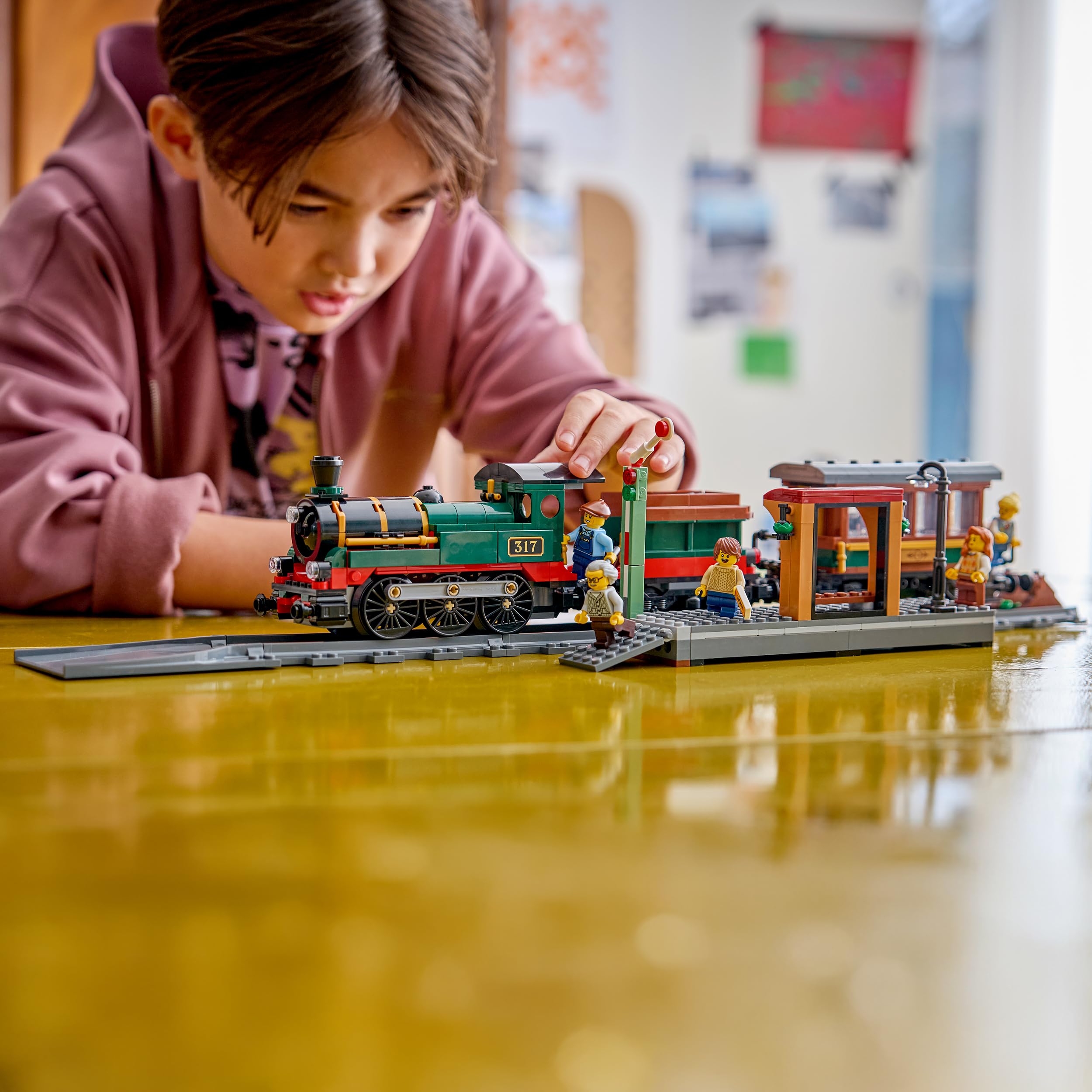 LEGO City Treno a Vapore Vintage Giocattolo - Kit di Modellismo STEM con Stazione, Binari, Cabina di Comando, Segnale di Stop e 5 Minifigure - Regalo di Compleanno per Bambini da 7 Anni in su - 60511