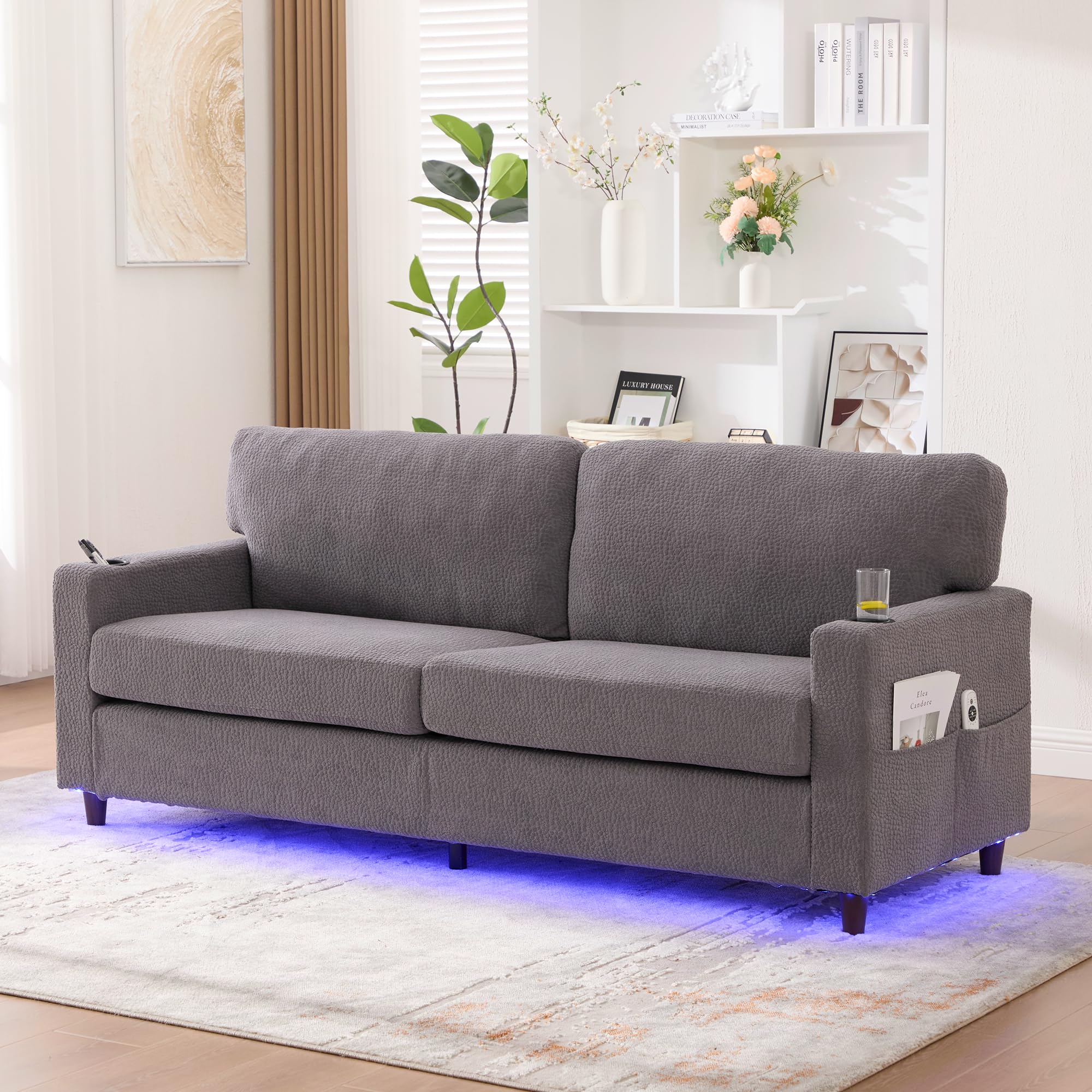 Nowoczesna 2-osobowa sofa szenilowa z USB-C, atmosfera LED, uchwytami na napoje i kieszeniami bocznymi. Rama drewniana/metalowa z komfortową pianką. Idealna do salonu, sypialni lub biura