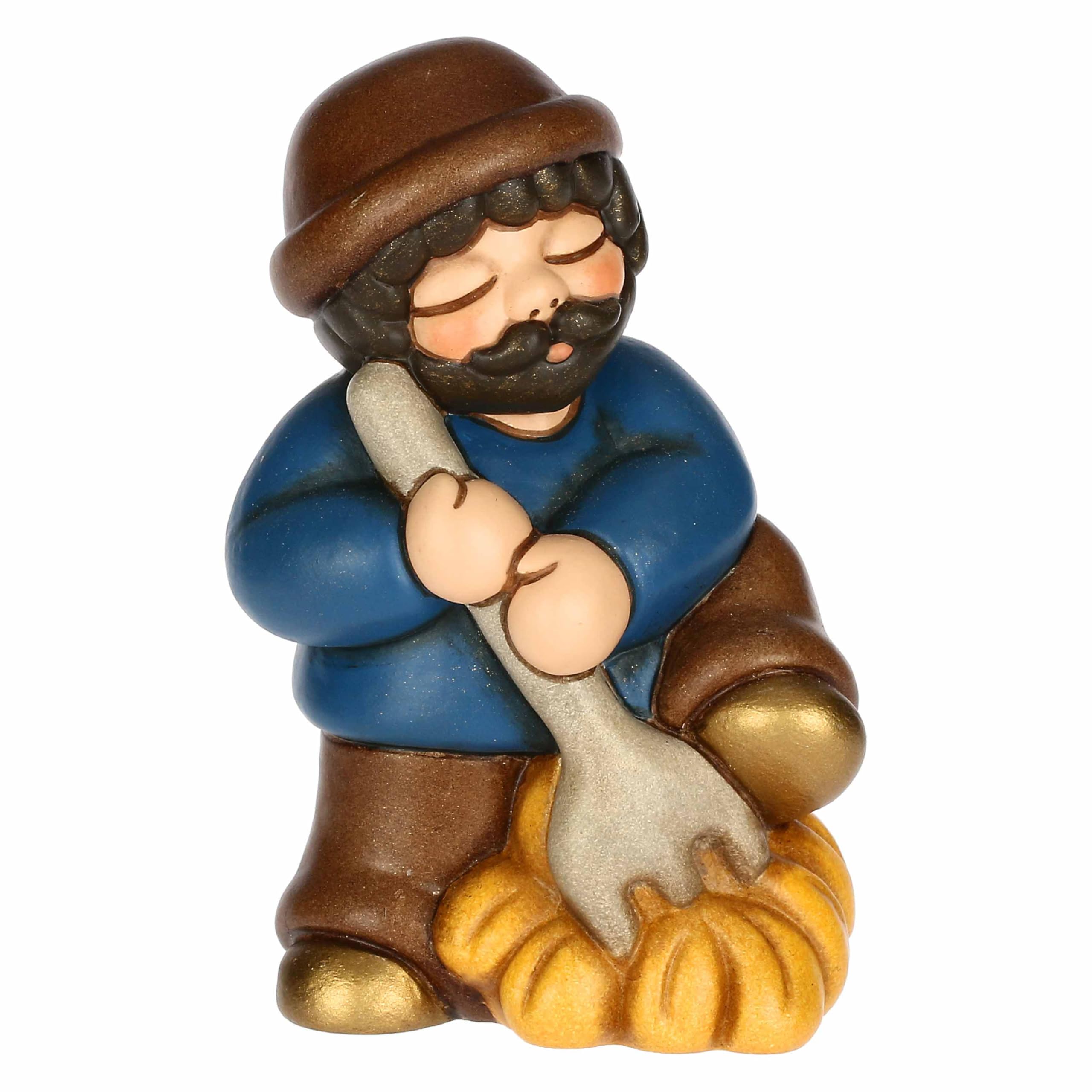 THUN, Uomo con Forcone e Fieno Blu in Ceramica di Alta Qualità, Collezione Presepe Classico, Statuine per Presepe di Natale da Collezione, 5,2 x 4,3 x 7,9 cm
