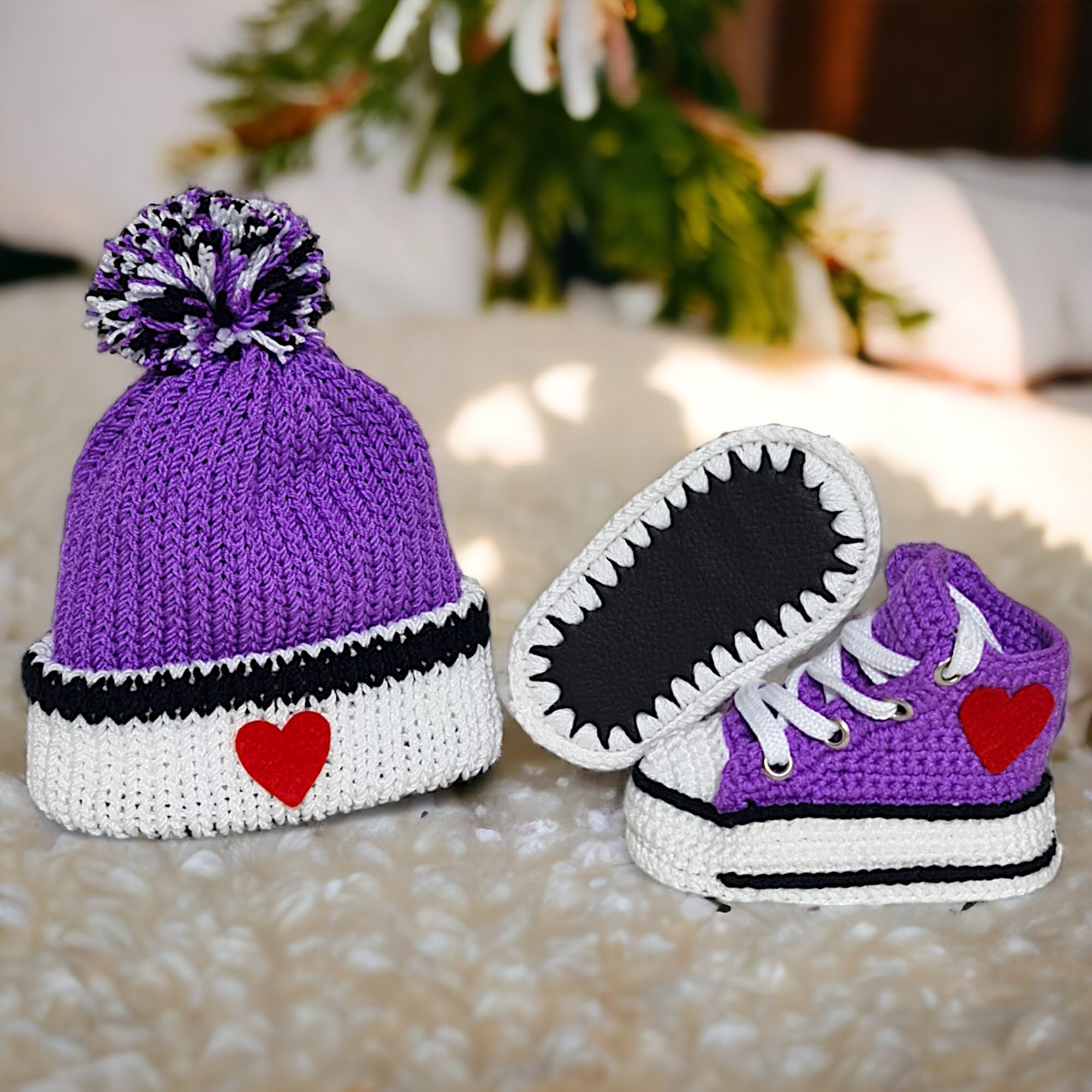 Handgemachtes geschlechtsneutrales Häkel Baby lila Sneaker und Mützen Set, weiche Sohle, individualisierbar, perfekt für Neugeborene Jungen und Mädchen, 0-3M bis 9-12M