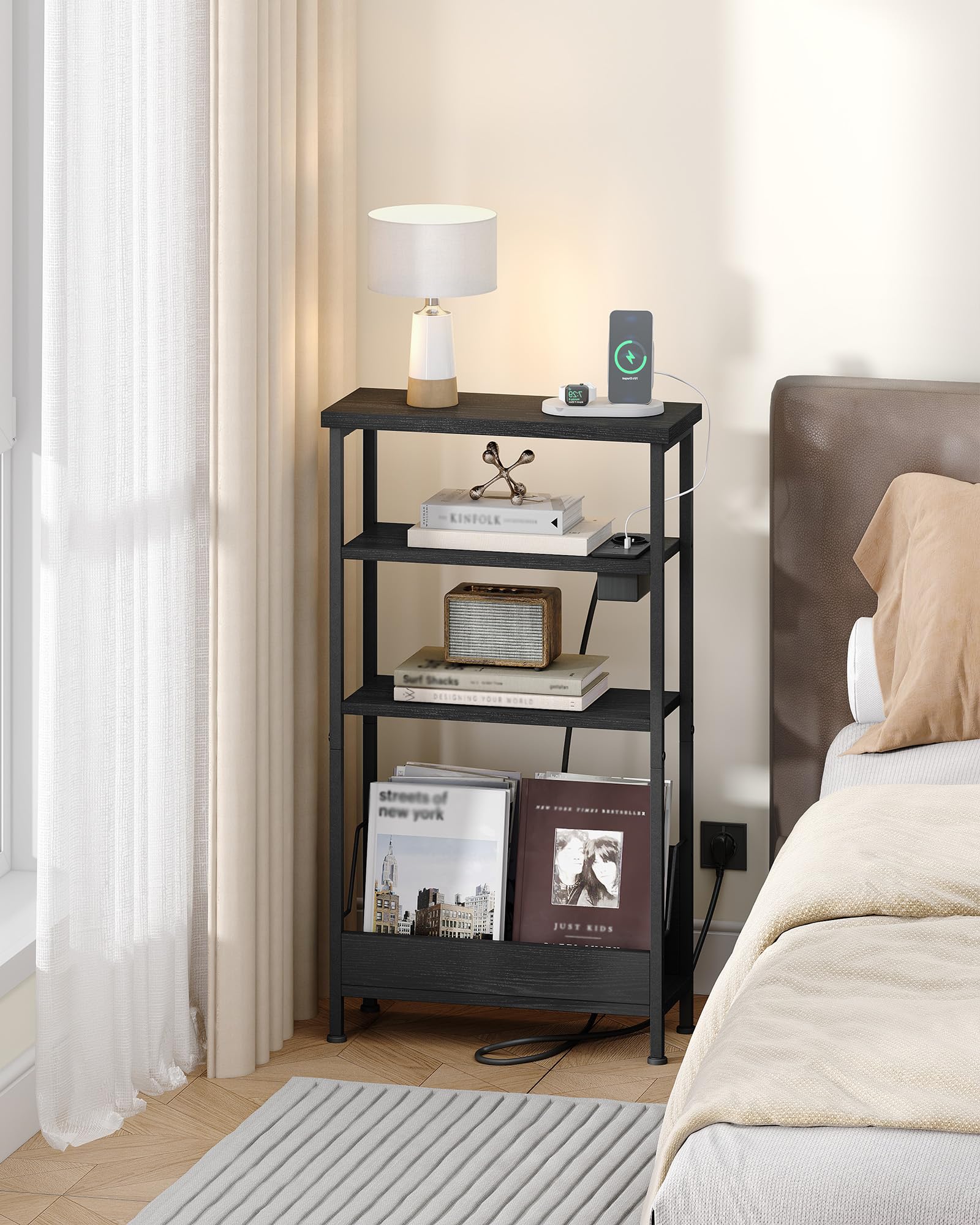 Hzuaneri Mesa Auxiliar Estrecha de 4 Niveles con Portarevistas y Toma de Carga, Mesita para Sofá de Salón, Dormitorio, Estudio, Negro ET40004BEU