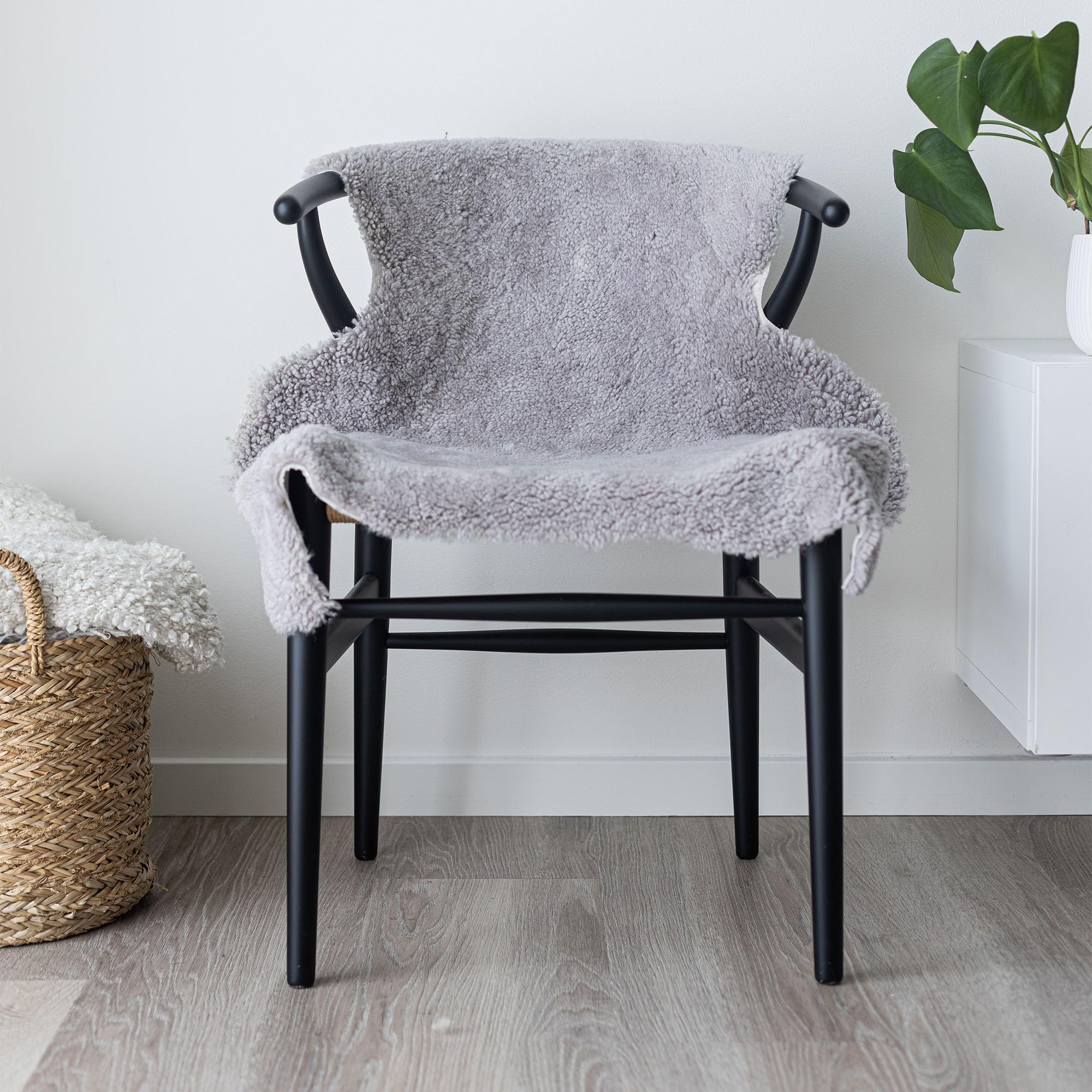 Nordic Sheep Lammfell Kurzhaar Echt Teppich 90x60 cm, Hellgrau | Echtes Lammfell, jedes Stück ein Unikat der Natur, ideal für Sofa, Stuhl & Esstisch, viele Farben