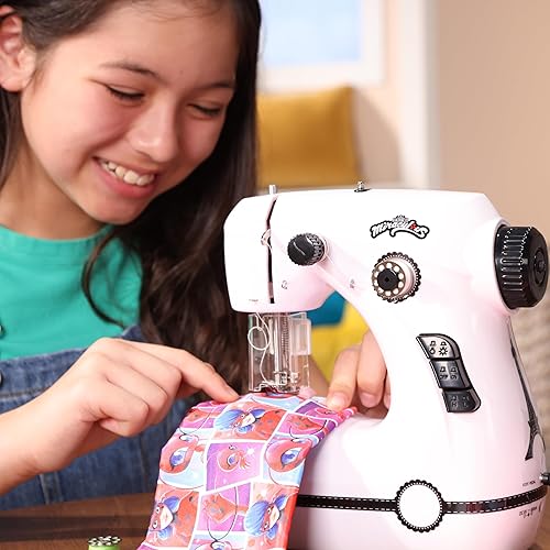 Miniatura 5 de Miraculous Ladybug - Mini máquina de coser de Marinette para principiantes y niños, máquina portátil de doble velocidad con tela Miraculous de tela