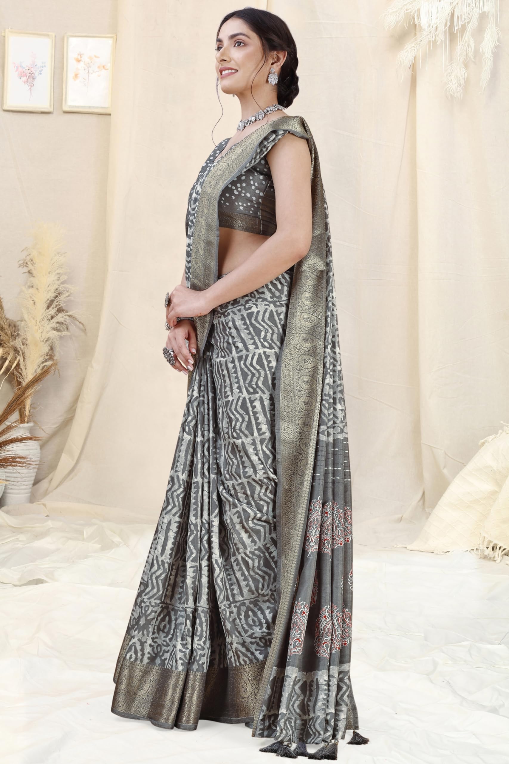 MIRCHI FASHION Women Dola Silk Batik Printed Saree with Blouse Piece (39948 - Grey, Off White) - Image 4 thumbnail
