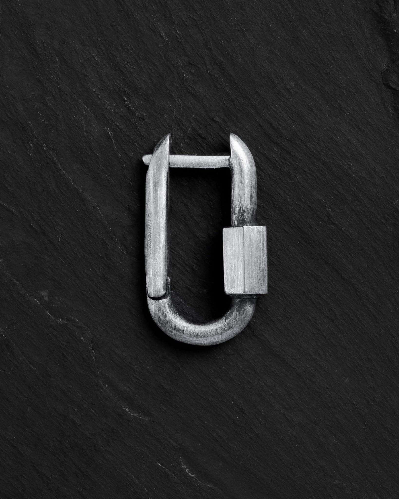 Handgefertigt Ohrstecker Sterling Silber 925 KARABIN – Kleine Wikinger Ohrringe Stecker für Herren Damen – Höhe 2,0CM – Schmuck Geschenk für Frauen & Männer