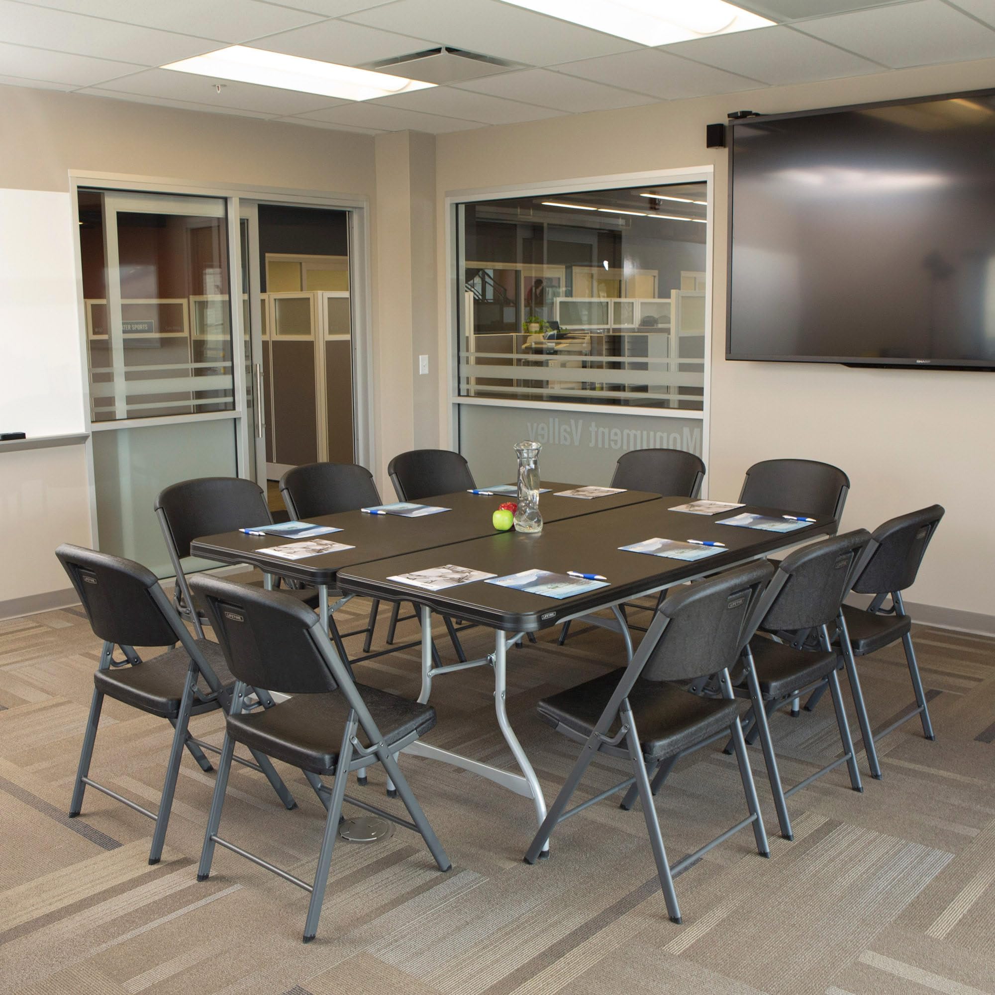 LIFETIME Mesa plegable rectangular ultrarresistente negra, Mesa exterior e interior para jardín, terraza, eventos y catering, Medidas 182x76cm, altura 73,5cm, Mesas plegables grandes (92119)