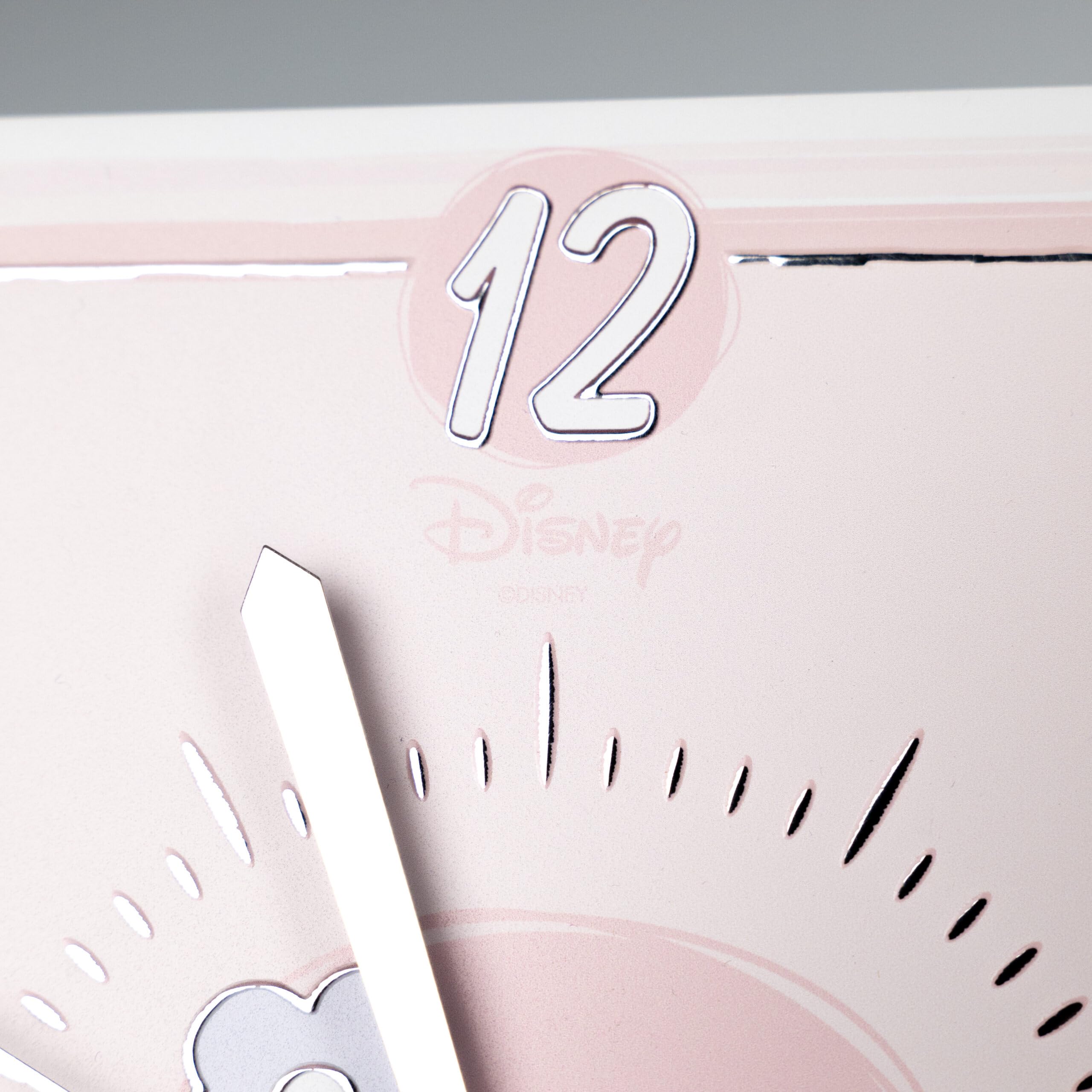 VALENTI & CO. - Disney Minnie - Tischuhr oder Hängeuhr aus Holz mit Details in Silber - Geschenkidee Geburt Mädchen oder Taufgeschenk - Wanduhr für Mädchenzimmer