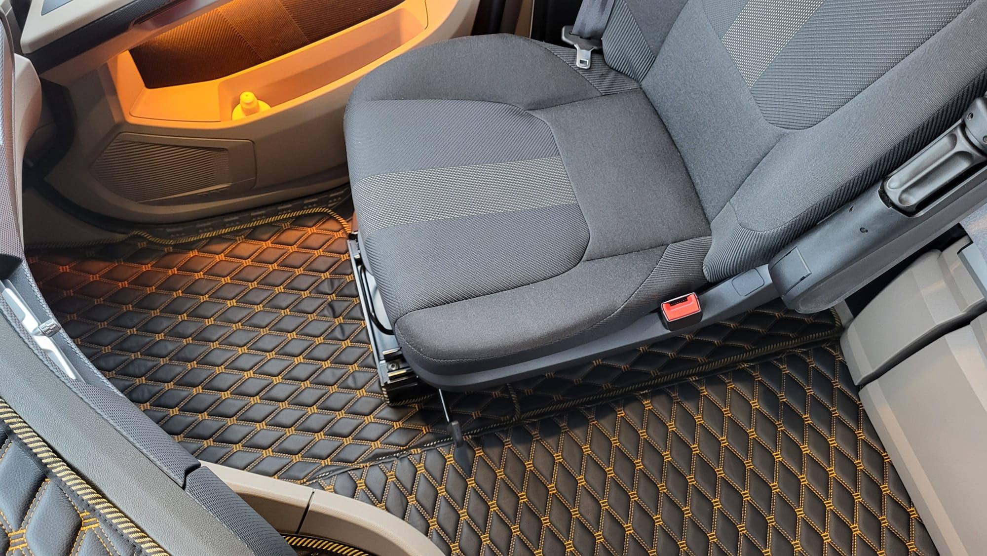 Alfombrillas para camiones aptas para DAF XG 2022 + alfombrilla para pies (tejido beige, hilos beige)