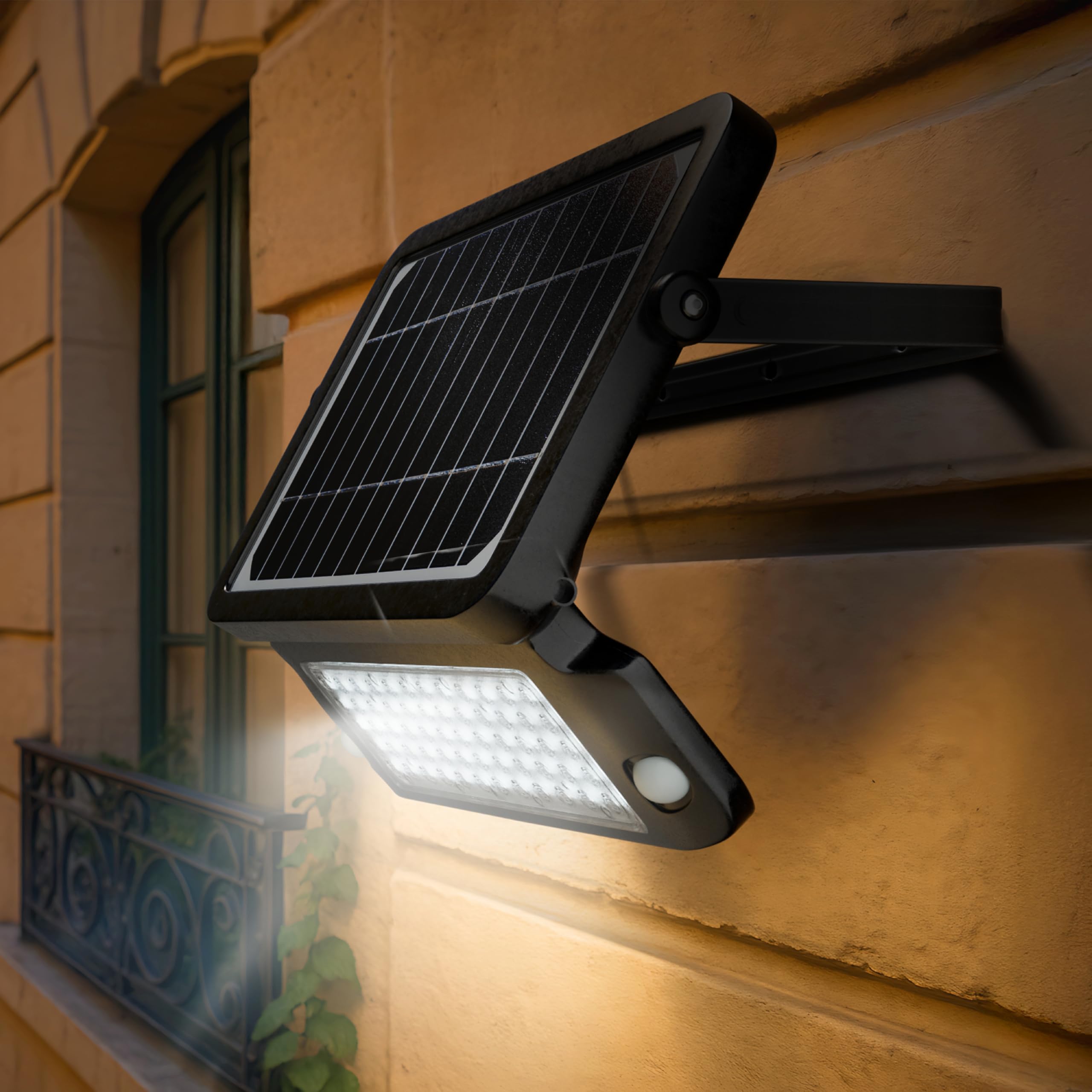 Luceco Proiettore LED per Esterni a Energia Solare con Sensore di Movimento PIR, Luce di Sicurezza, Illuminazione per Esterni, Regolabile, Guardian, Nero, IP65, 10W, 1080lm, 4000K, LEXSF11B40