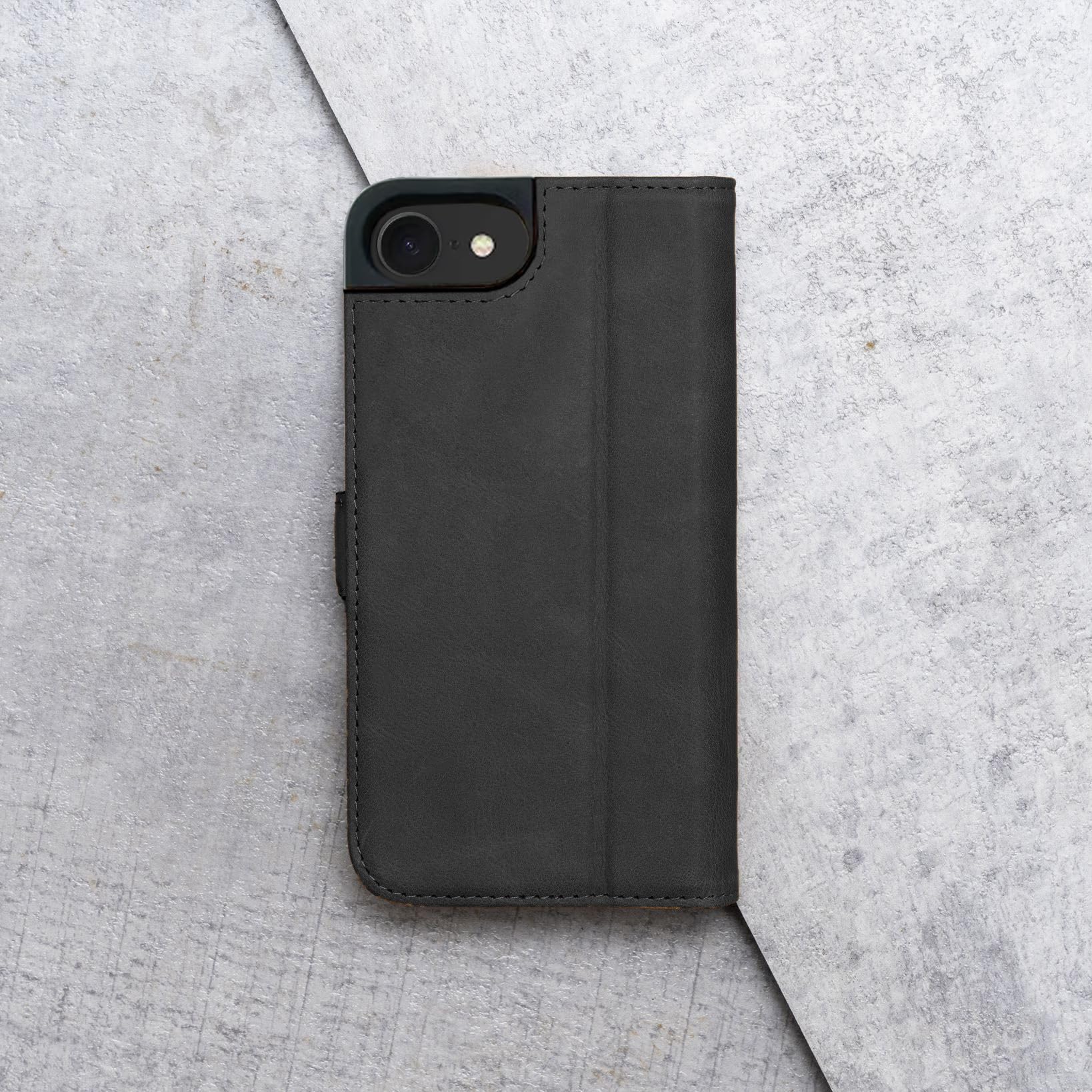 Porter Riley Leather Case Kompatybilny z iPhone 16e / iPhone 17e. Wysokiej jakości skórzany stojak/pokrowiec/portfel/etui z klapką z przegródkami na karty i poziomym stojakiem (czarny, brązowy)