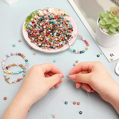 Miniatura 3 de DECYOOL - 700 cuentas redondas de letras que brillan en la oscuridad, cuentas acrílicas brillantes del alfabeto para pulseras, collares, fabricación