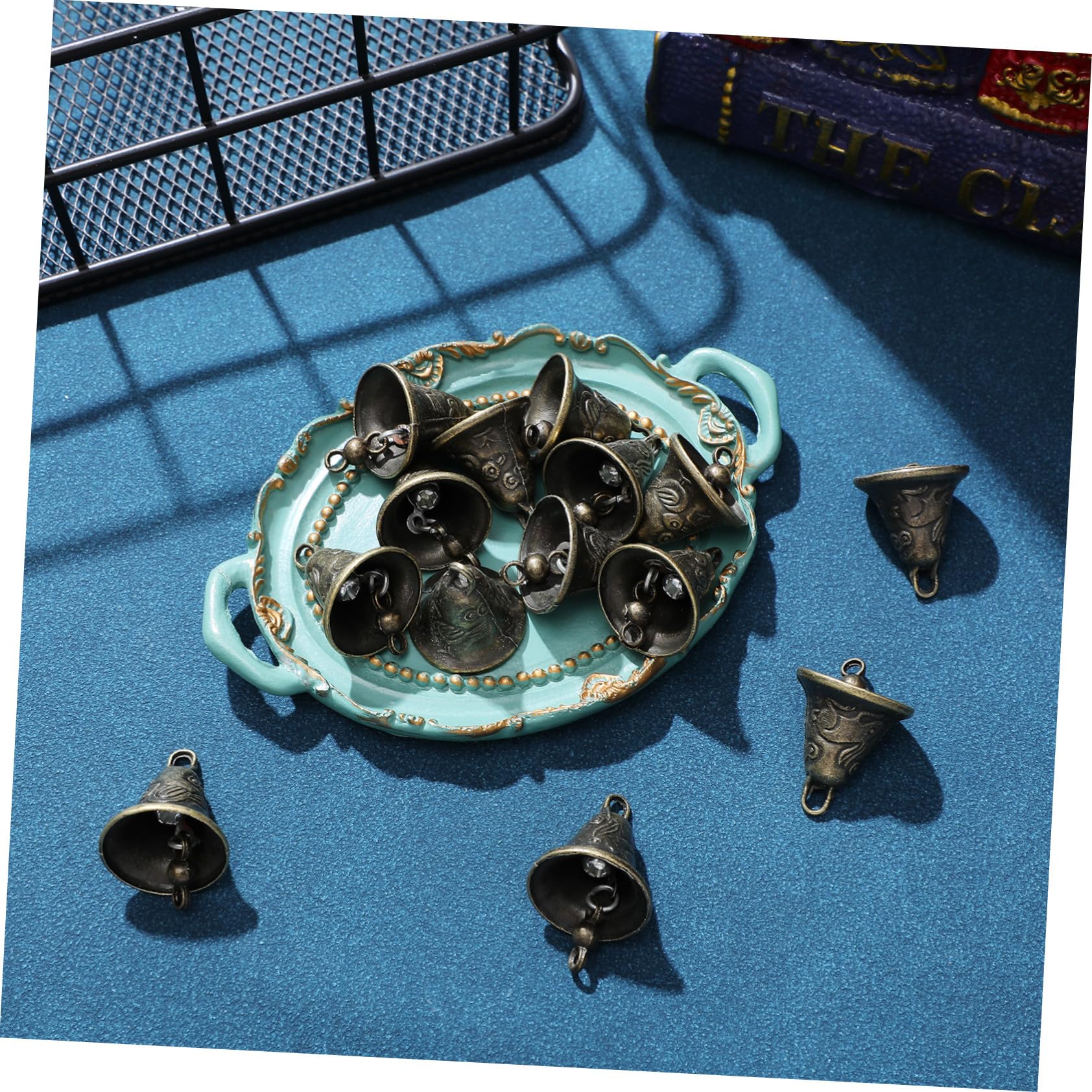 Generic 40 szt. Dzwonki ze stopu w stylu vintage do dzwonków wietrznych i wiszących ozdób Wielofunkcyjne metalowe dzwonki do dekoracji feng shui Obroże dla psów Breloki do kluczy Akcesoria