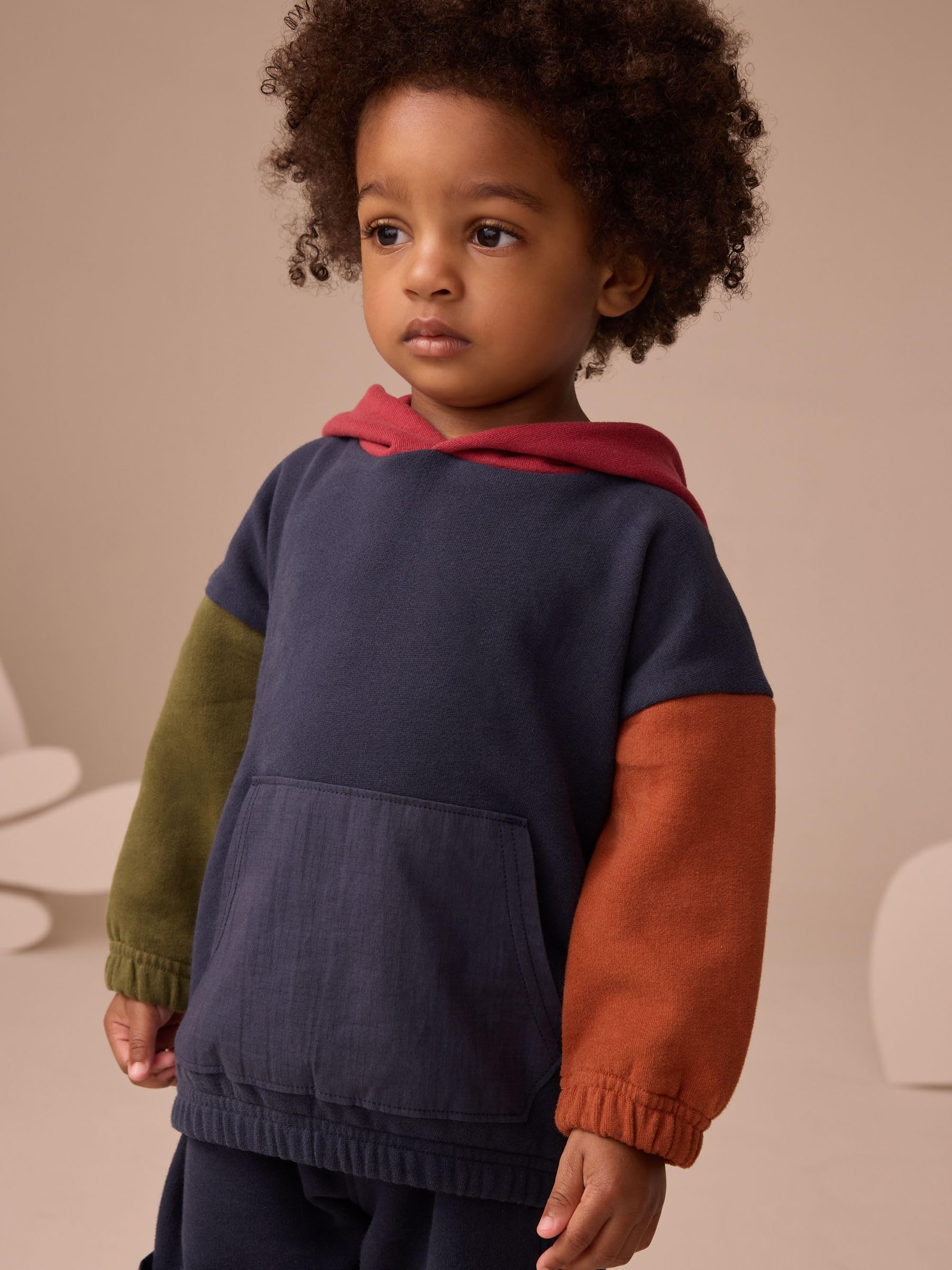 NEXT Niños Conjunto de sudadera con capucha y pantalón de chándal en bloques de color