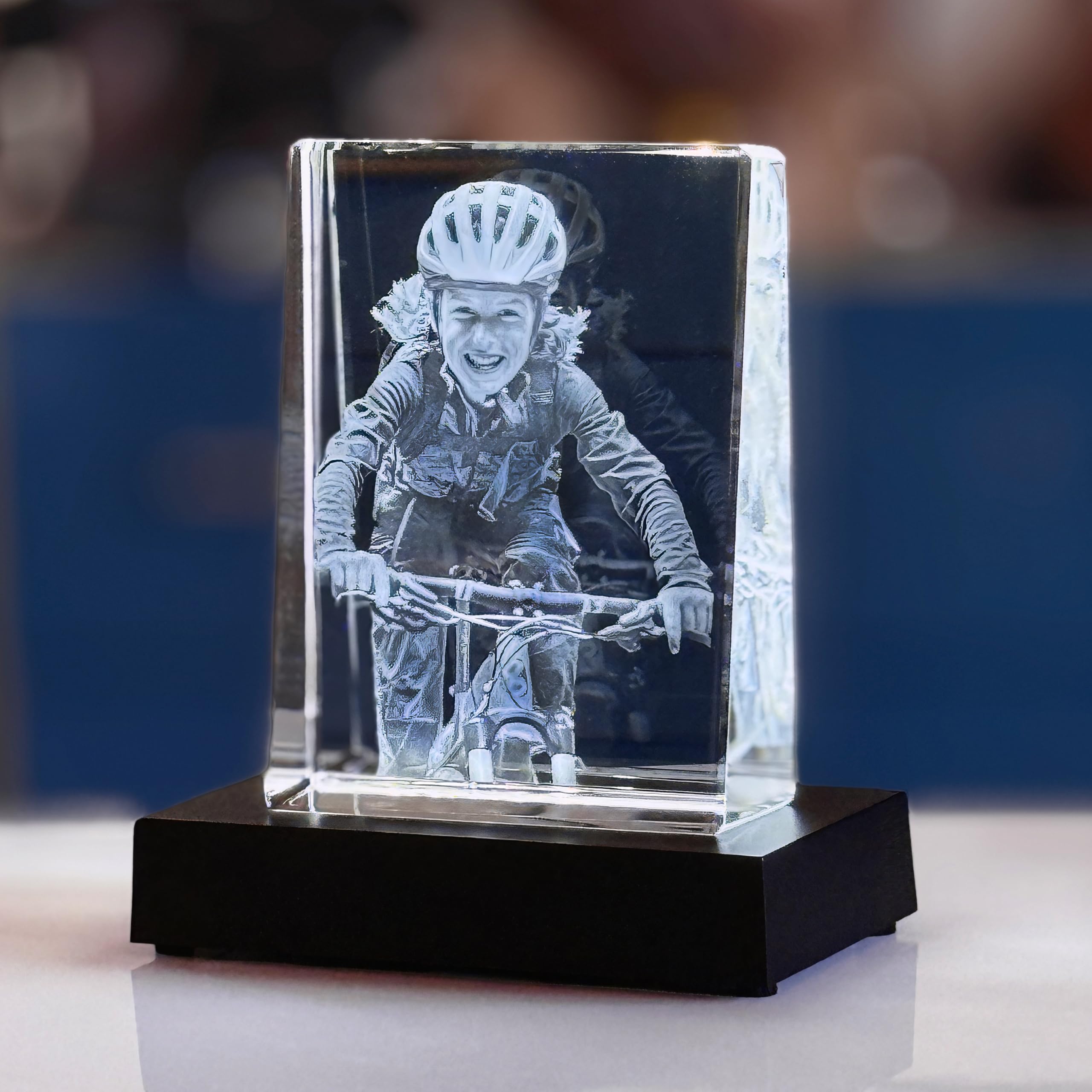 contento - 2D Glasfoto personalisiert - Foto in Glas gelasert, Kristallfoto mit LED Leuchtsockel, Geschenk für Familie, Geburtstag, Hochzeit (Kristall + Leuchtsockel, M Hochformat (10,5x8x3cm))