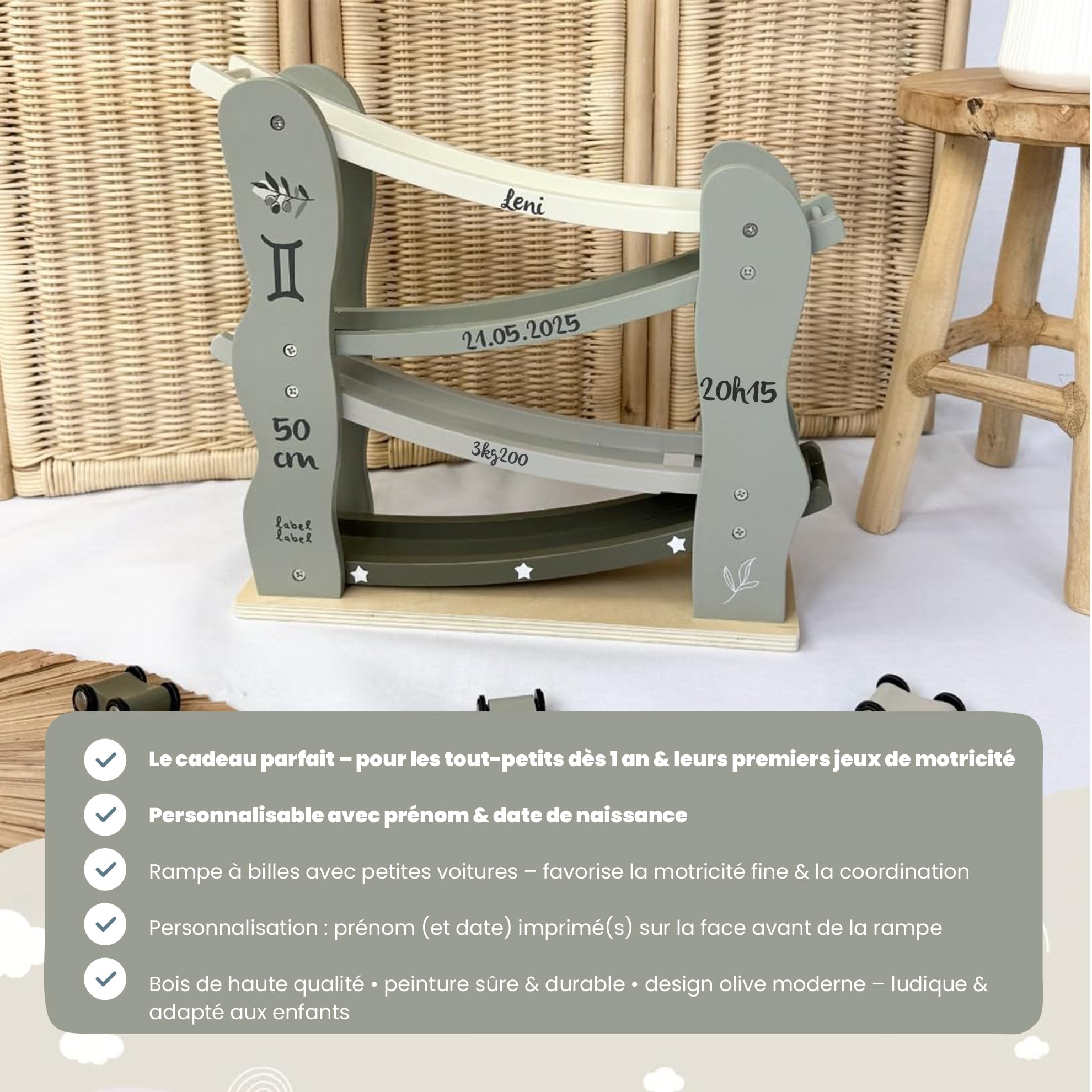 Personnalisable Circuit à Voitures en Bois Vert Olive - avec Petites Voitures & favorise la motricité Fine - pour Enfants dès 12 Mois - avec prénom & Date de Naissance - Label Label