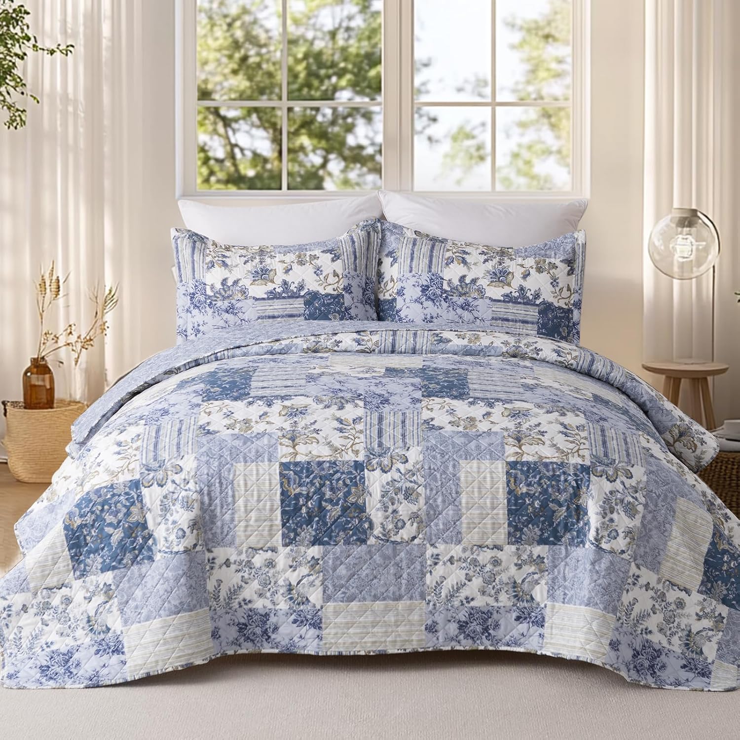 GOONE Queen Quilt Set 90"x96" - Blue Floral Reversible Boho Soft Bedspread, Classic Farmhouse Quilt Bedding Set, Lightweight Recycled Microfibre Quilt Set for All Season(1 Quilt + 2 Pillow Shams)