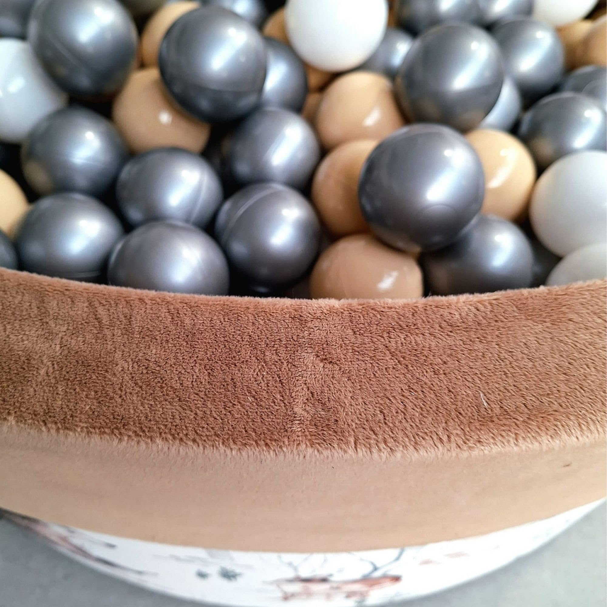 GoldenGroup Baby-Forest-Freunde Bällebad 90x40 cm mit 200 Bällen - Samt und Schaumstoff Rund in Cappuccino: Weiß, Beige, Silber