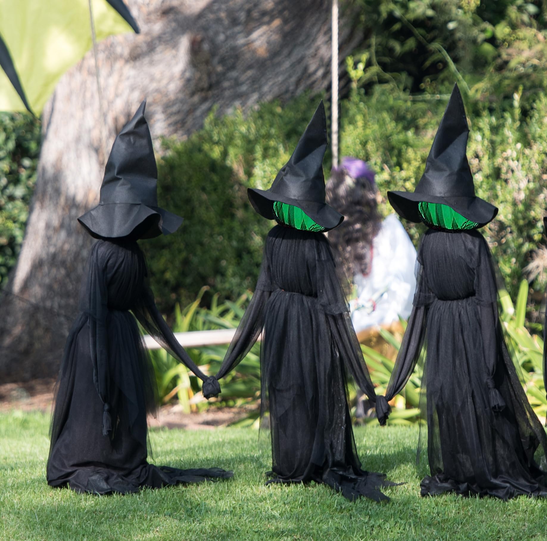 Halloween Decorations, Set of 3 Light Up Witches Holding Hands Witches with Stakes?Voice Control Witch Glowing Head Waterproof for Outside Garden Statue Decoration Grass Lawn