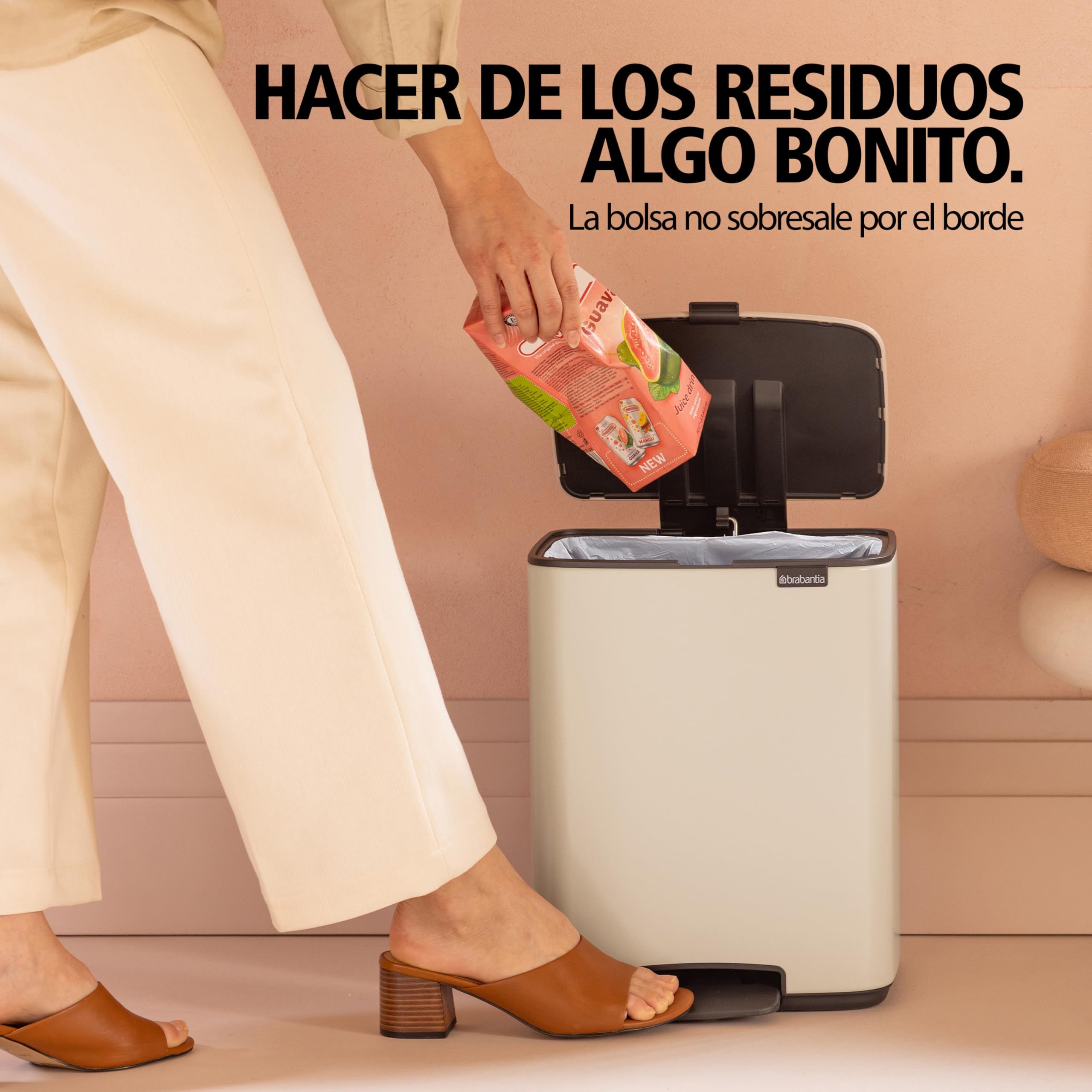 Brabantia Bo Pedal Cubo de basura 30L (beige claro), papelera cocina con diseño compacto y sistema de apertura con pedal, cubo basura reciclaje con cubo extraíble, incluye bolsas PerfectFit