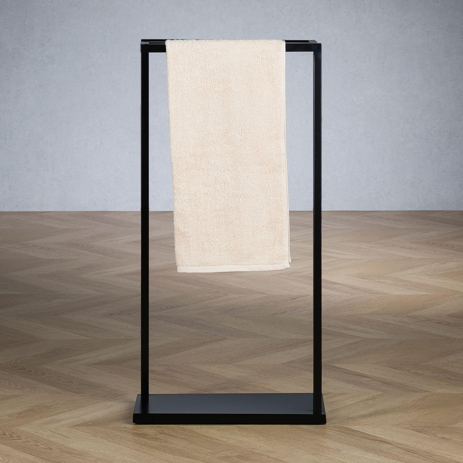 IDIMEX Porte Serviette Salle de Bain en Métal Noir, Design Simple et Moderne, sur Pieds avec Socle Stable, 3 Barreaux Porte Serviettes, Noir