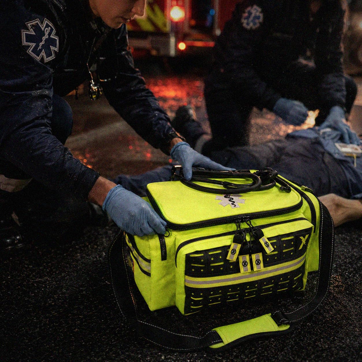 Lightning X - Bolsa EMT mediana de primeros auxilios | LXMB25 | con correa reflectante para el hombro y compartimentos con cremallera para primeros auxilios + suministros de trauma, amarillo