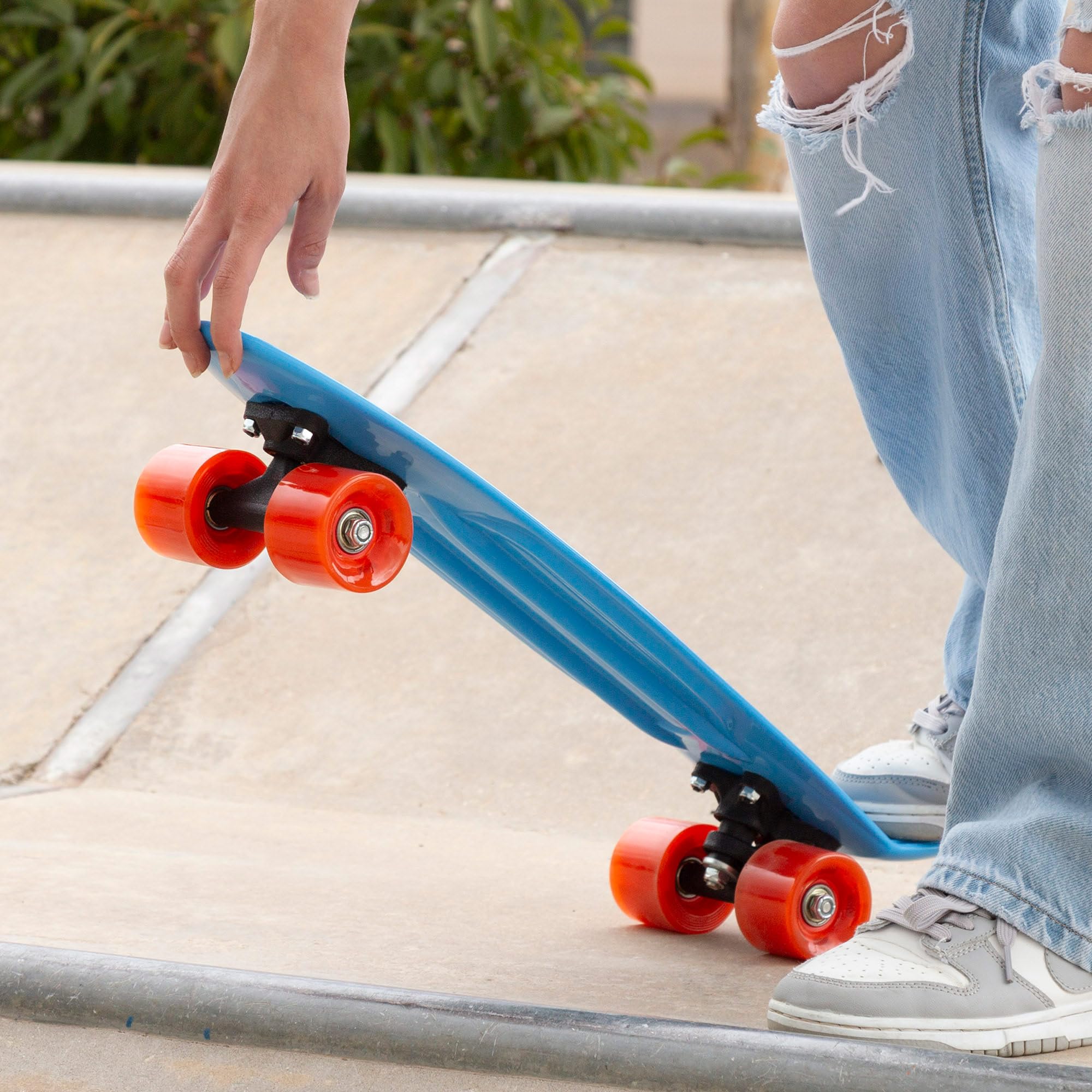 ColorBaby EVO Skateboard per bambini blu 56 cm, 4 ruote in PVC con luci colorate, base antiscivolo, giocattoli da esterno, giochi all'aperto, regalo per bambini e ragazze (54340)