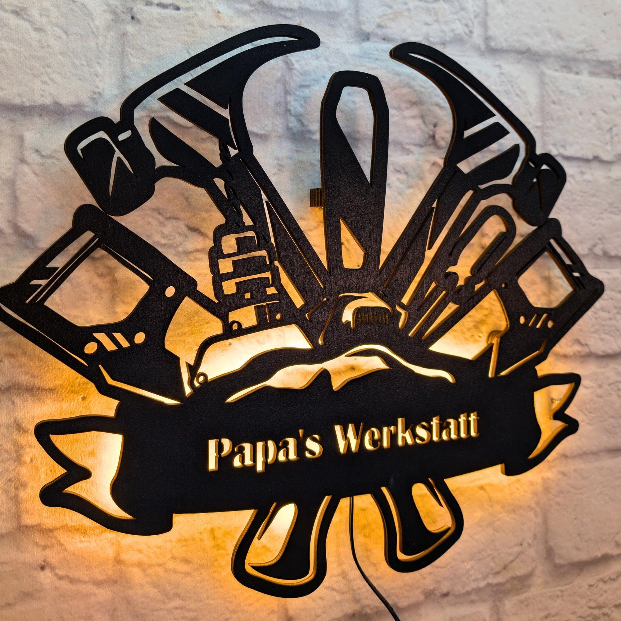 Areda Design WoodFriends Wanddeko „Papa’s Werkstatt“ – personalisierte Wanddekoration aus Holz – Geschenk zum Vatertag für Vater, Handwerker & Heimwerker