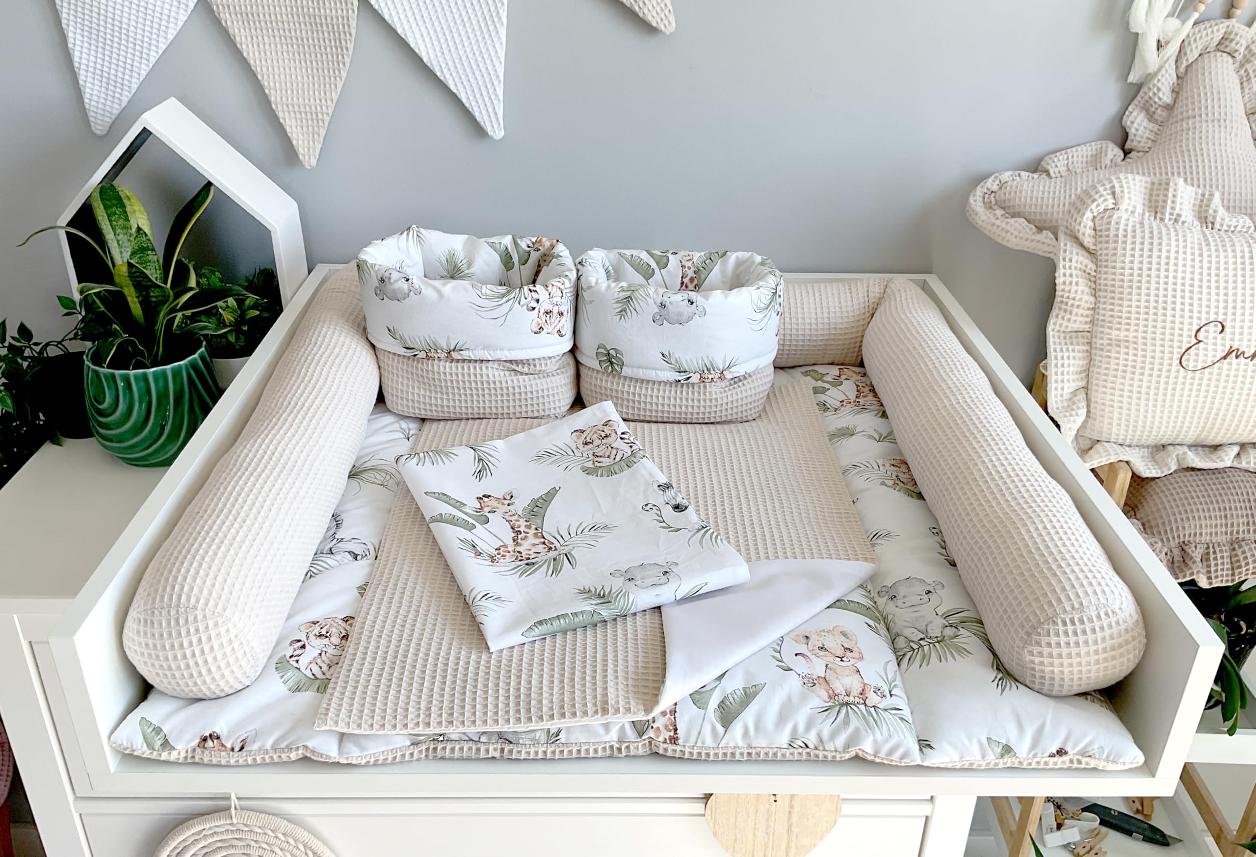 Wickelauflage Set 6-teilig – Wickelunterlage aus Baumwolle & Waffelstoff – Baby Wickelauflage – Geschenk zur Babyparty – Wickeltischauflage – 85x75 cm (Breite x Tiefe), Safari und hellbeige