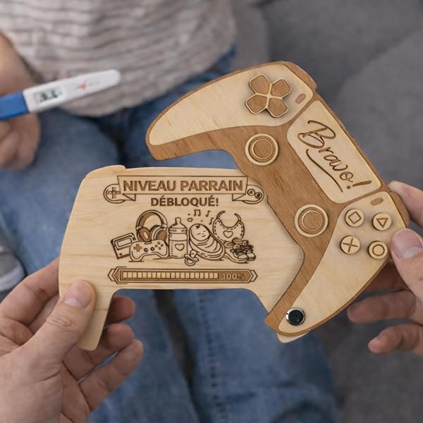 Ernestine - Annonce Grossesse Parrain Gamer – Manette PlayStation en Bois Gravée “Bravo – Niveau Parrain Débloqué”, Cadeau Futur père, Idée Annonce Bébé, Naissance, Noël - annonce grossesse parrains - 4