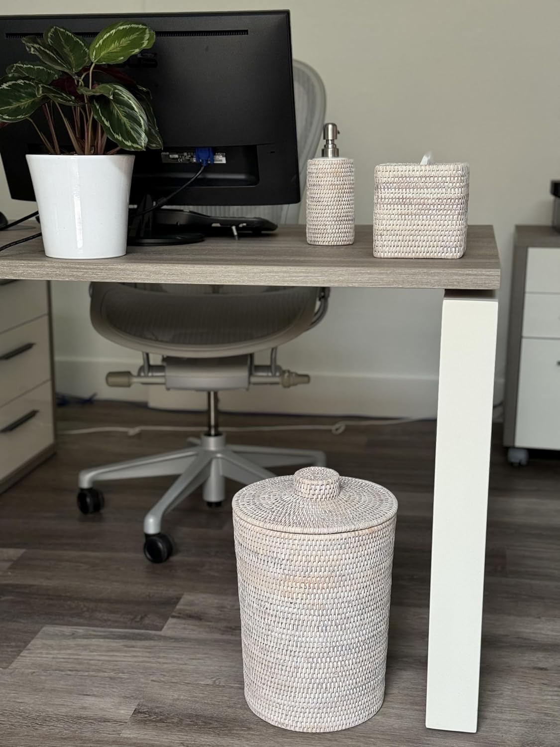 KOUBOO La Jolla Rattan Round Plastic Insert & Lid, Dorm Waste Basket, Bedroom, Living Room, Bathroom Basket for Dry Organic, Home Decor, Large White-Wash