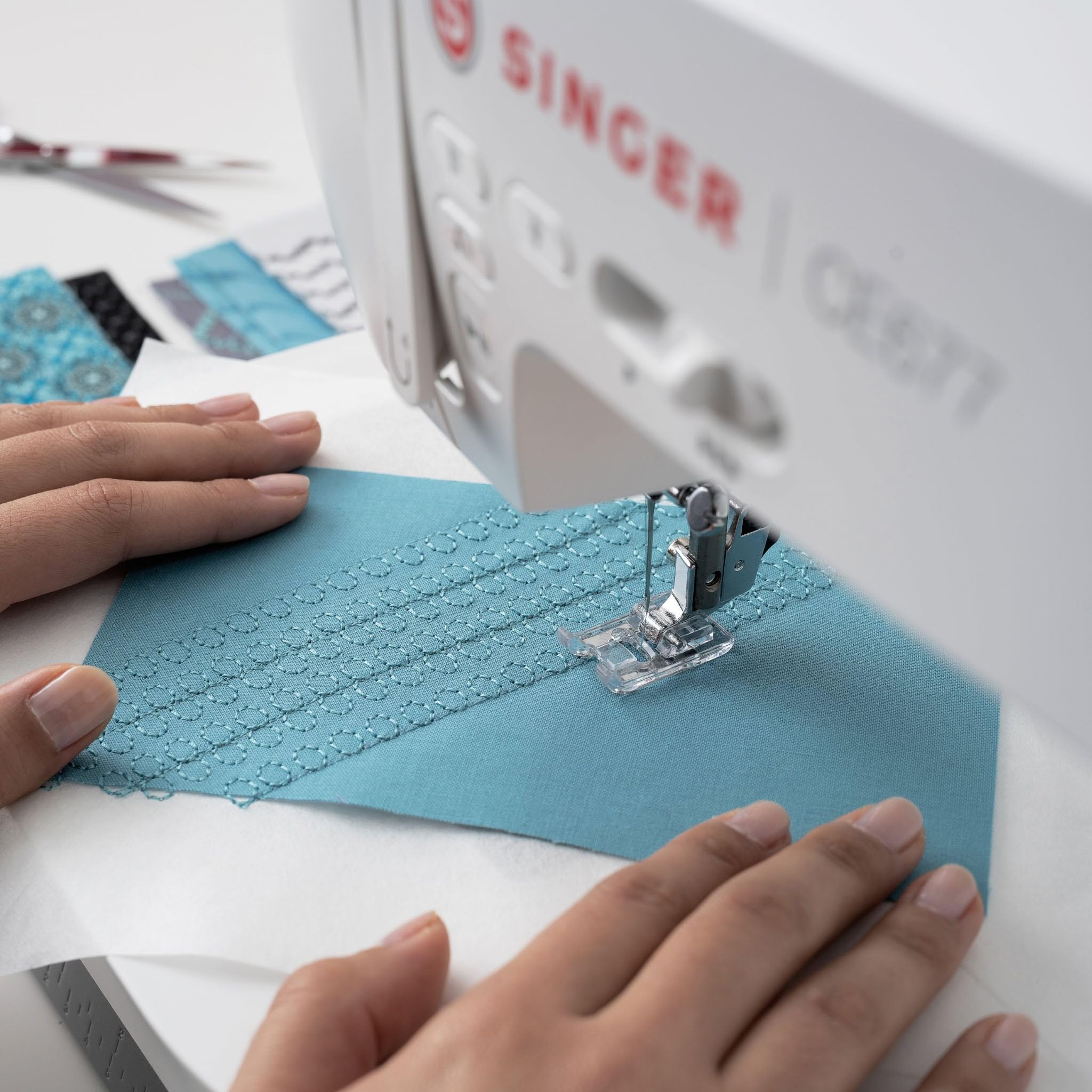 Singer Elite CE677 - Macchina da cucire computerizzata con 200 punti integrati e infila aghi integrato, colore: Bianco
