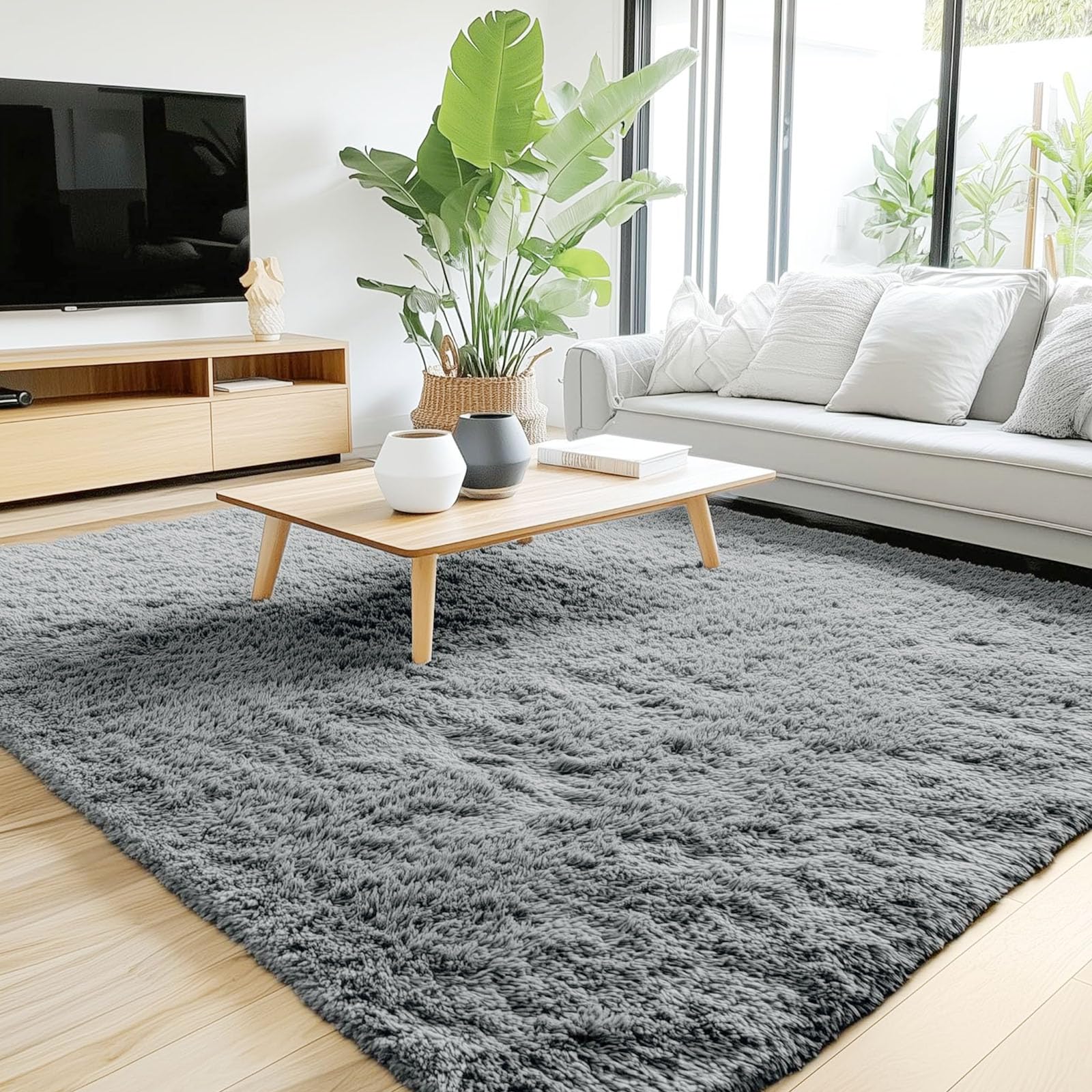 Tapis antidérapant gris pour éviter les glissades sur le parquet du salon