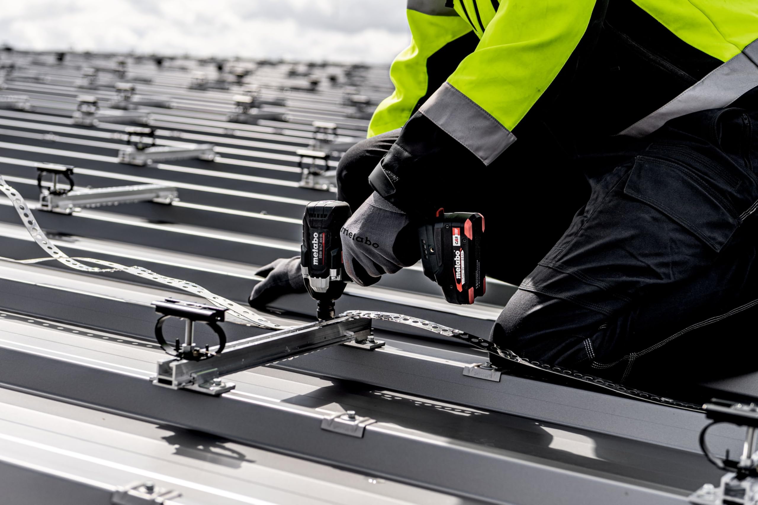 metabo Combo Set 2.9.3 18 V - Akku-Bohrschrauber BS 18 LT BL & Schlagschrauber SSW 18 LT 300 BL - Inkl. 2 LiPOWER Akkupacks 5.2 Ah, Ladegerät und metaBOX 145 L - Brushless Power für Profis